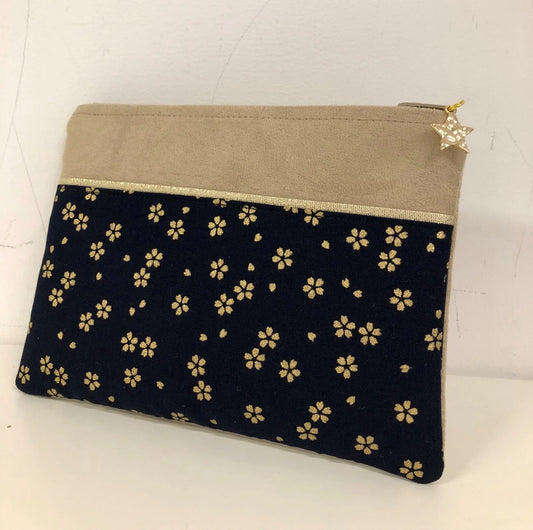Le porte-monnaie beige et bleu nuit à fleurs dorées, vue d'ensemble.