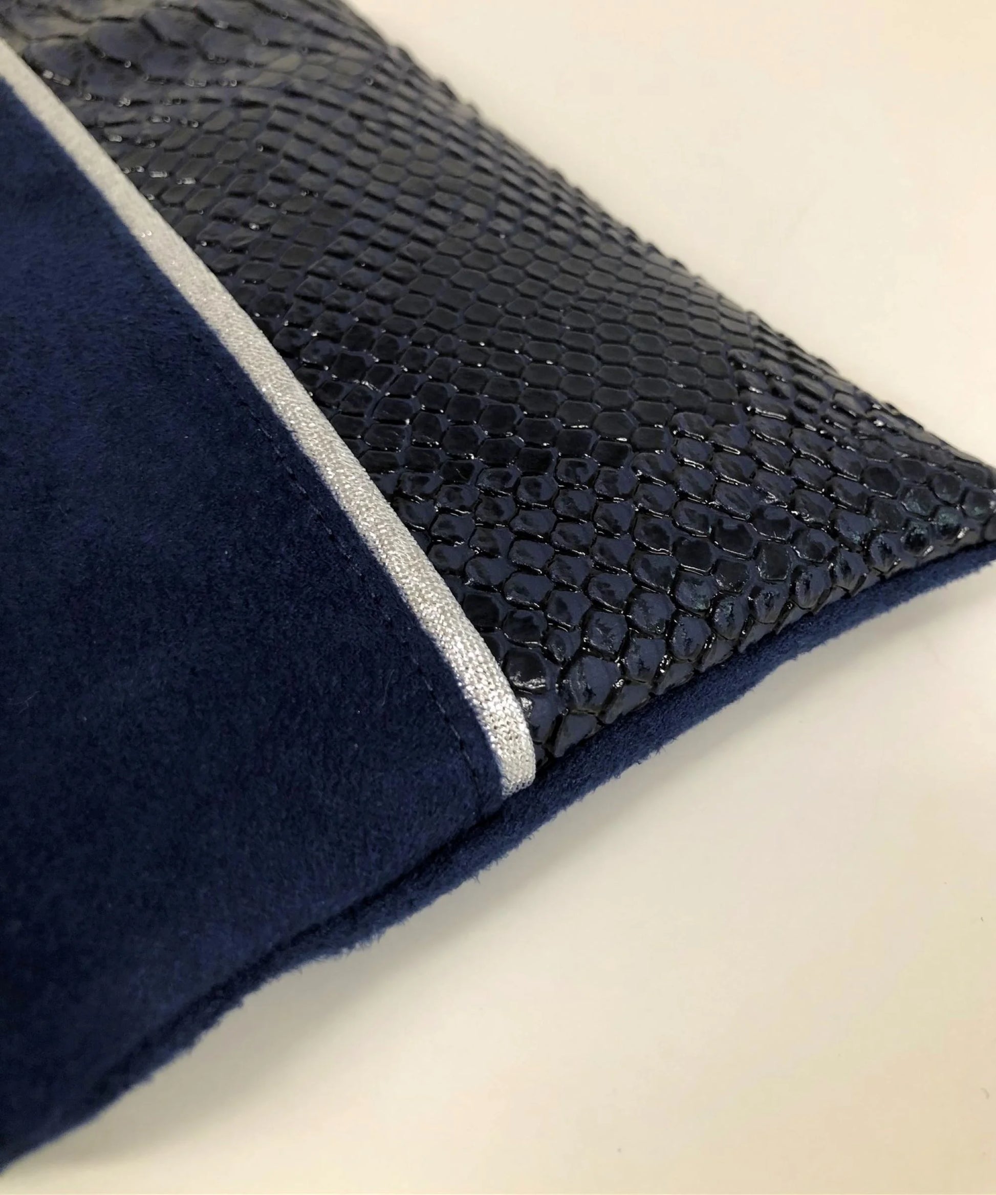 détail du porte-monnaie bleu marine et argenté en similicuir reptile.
