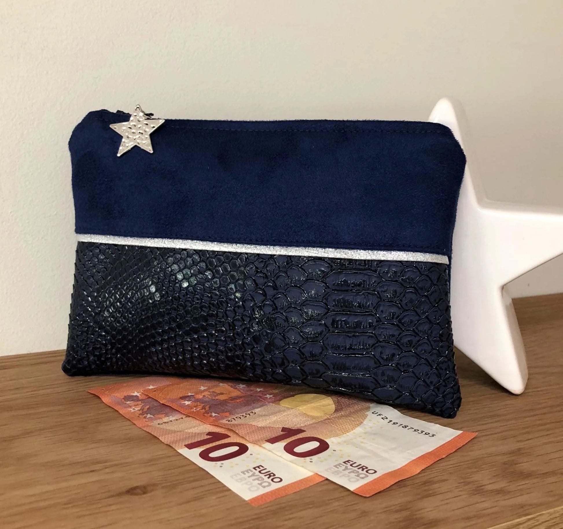 Le porte-monnaie bleu marine et argenté en similicuir reptile, face avant.