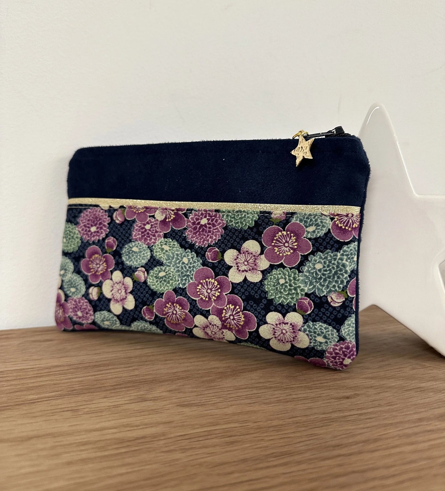 Vue d'ensemble du porte-monnaie bleu marine en tissu japonais à fleurs mauves.