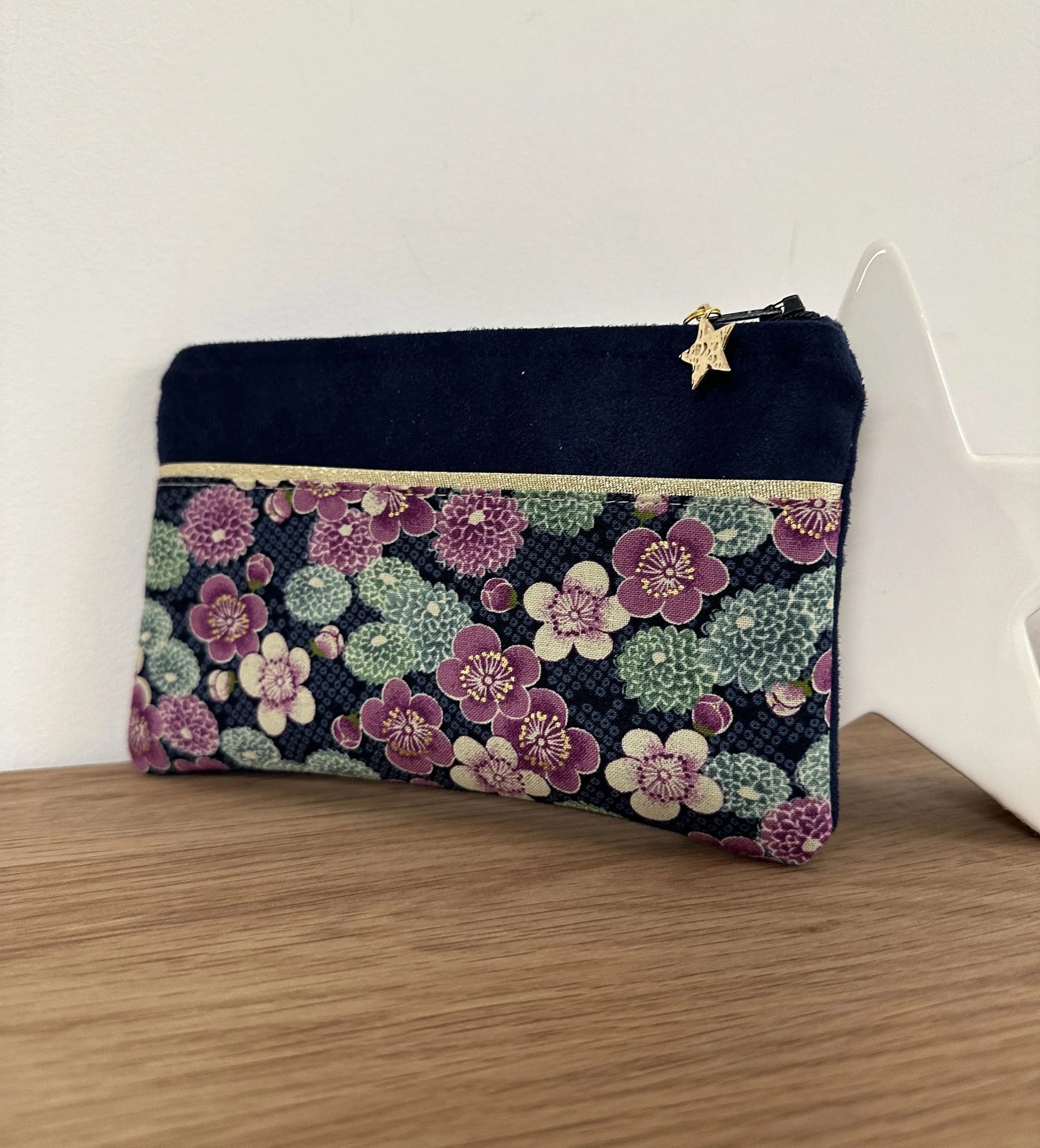 Vue d'ensemble du porte-monnaie bleu marine en tissu japonais à fleurs mauves.