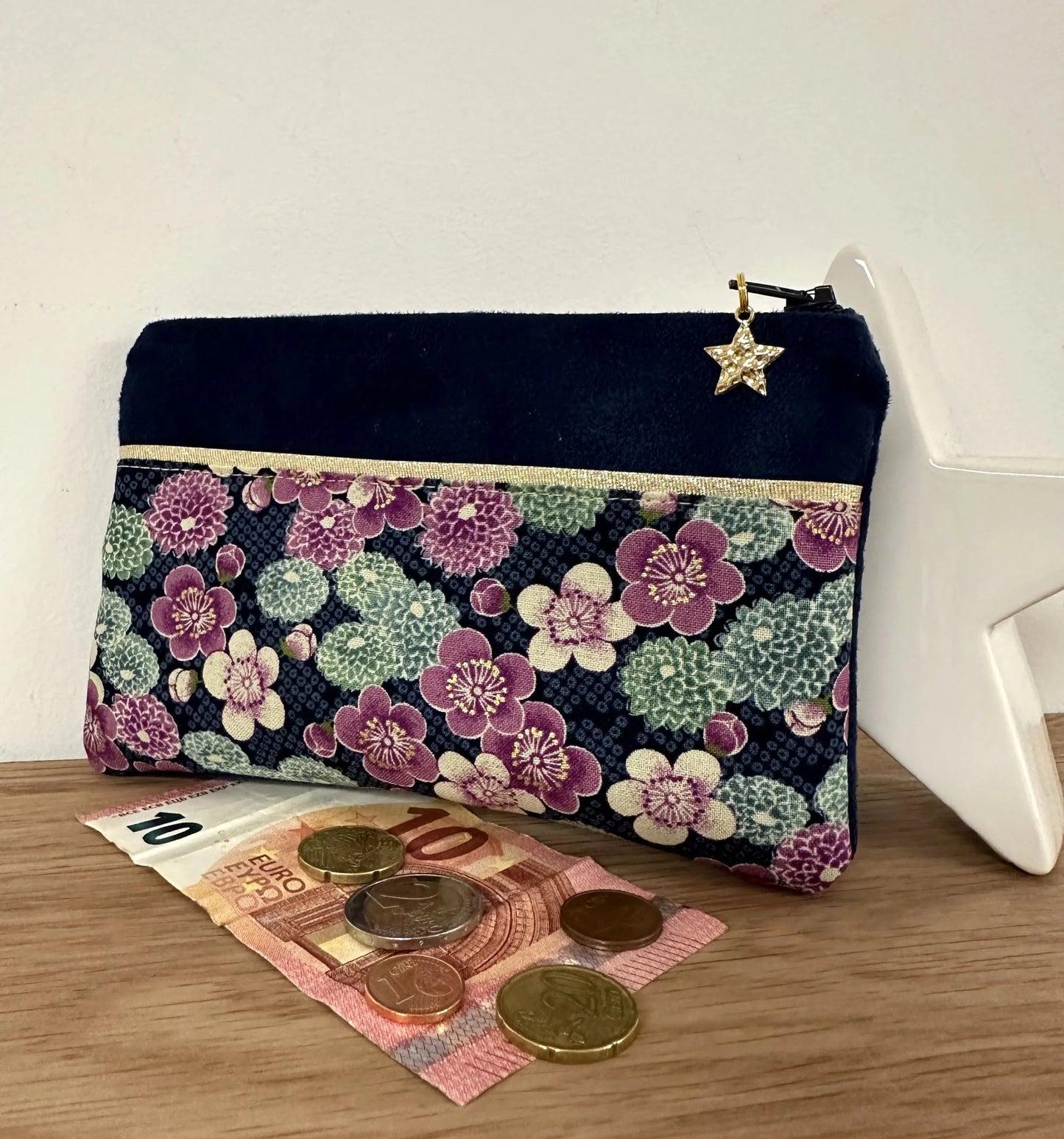 Le porte-monnaie bleu marine en tissu japonais à fleurs mauves, vu de face.