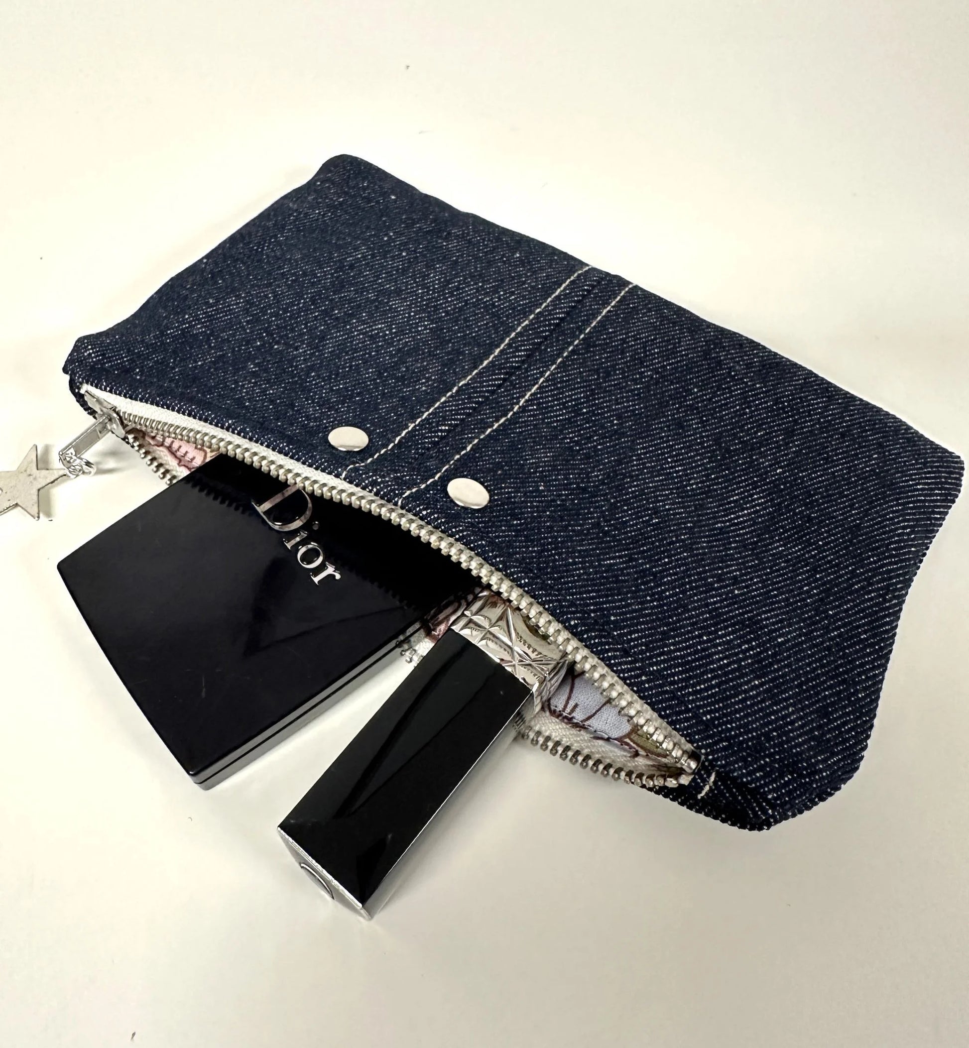 Le porte-monnaie en denim brut, ouvert.