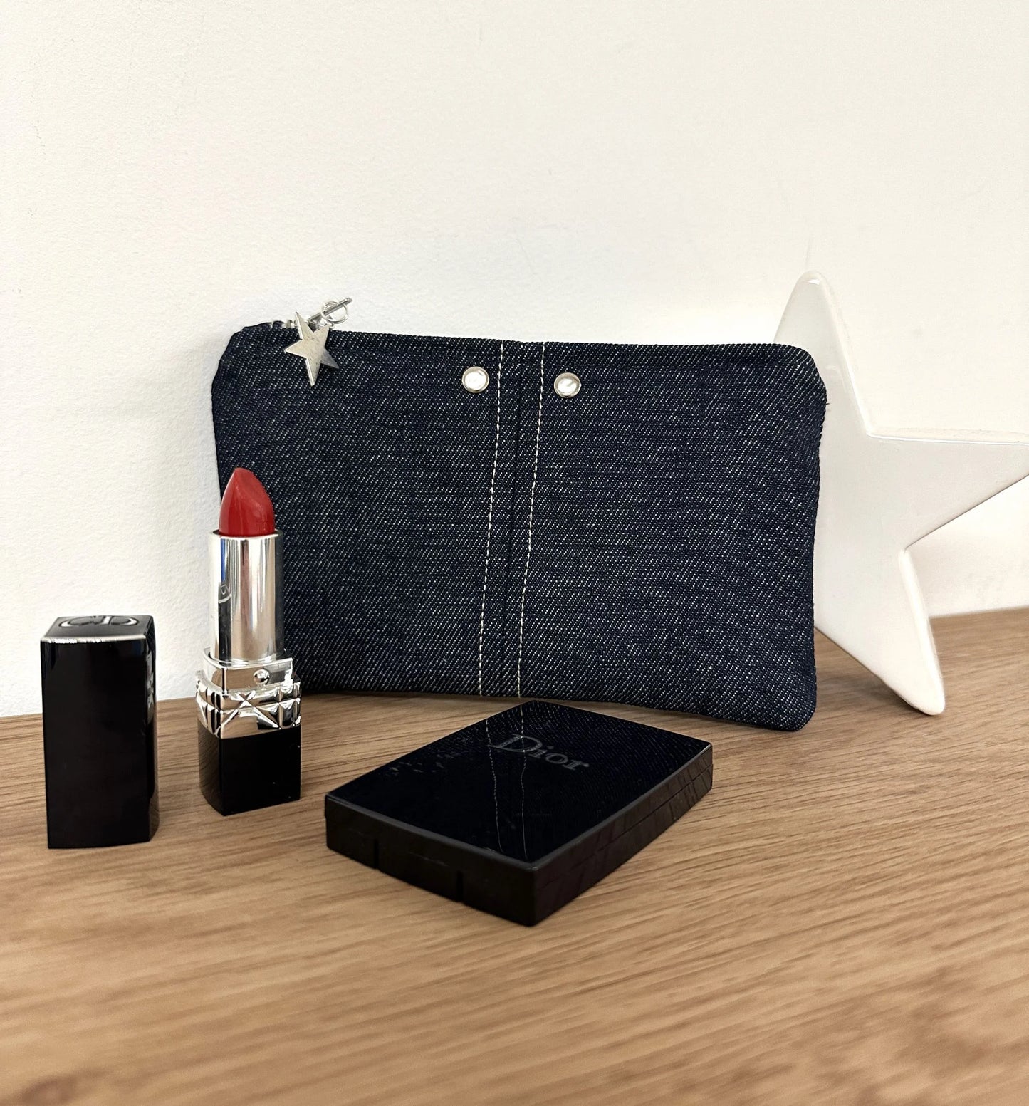 Le porte-monnaie en denim brut.