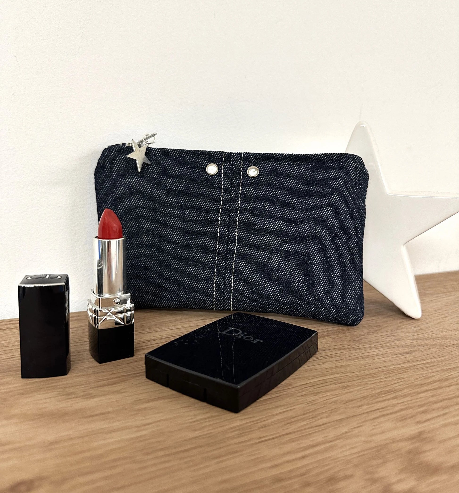 Le porte-monnaie en denim brut.