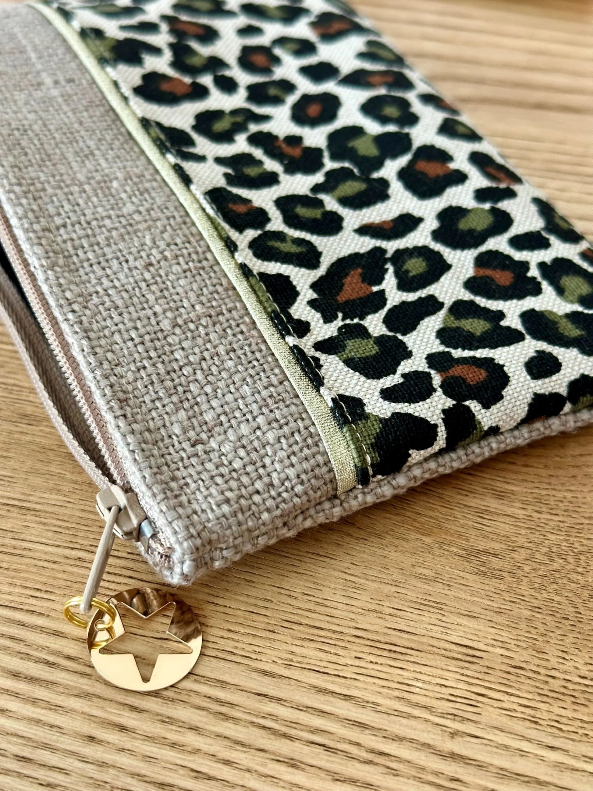 Vue détaillée du porte monnaie léopard en lin beige.