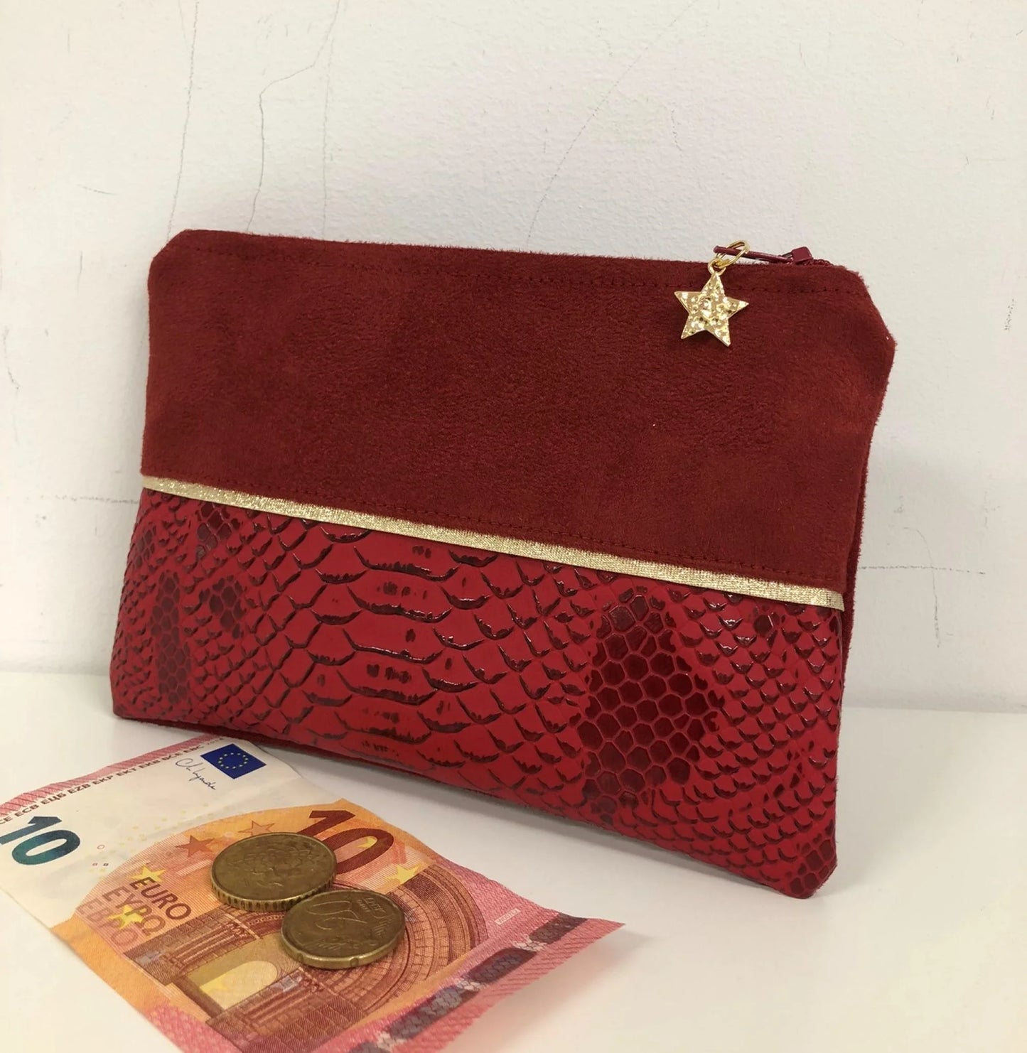 Le porte-monnaie rouge et doré en similicuir reptile, face avant.