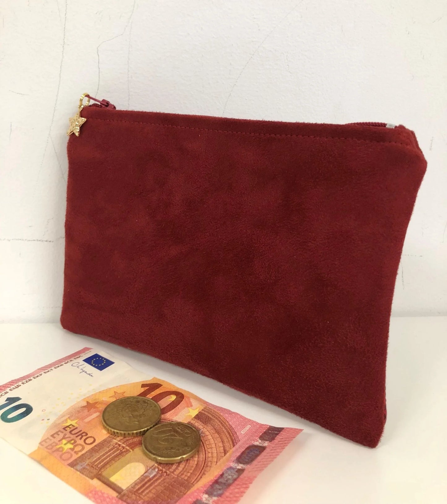 Face arrière du porte-monnaie rouge et doré en similicuir reptile.