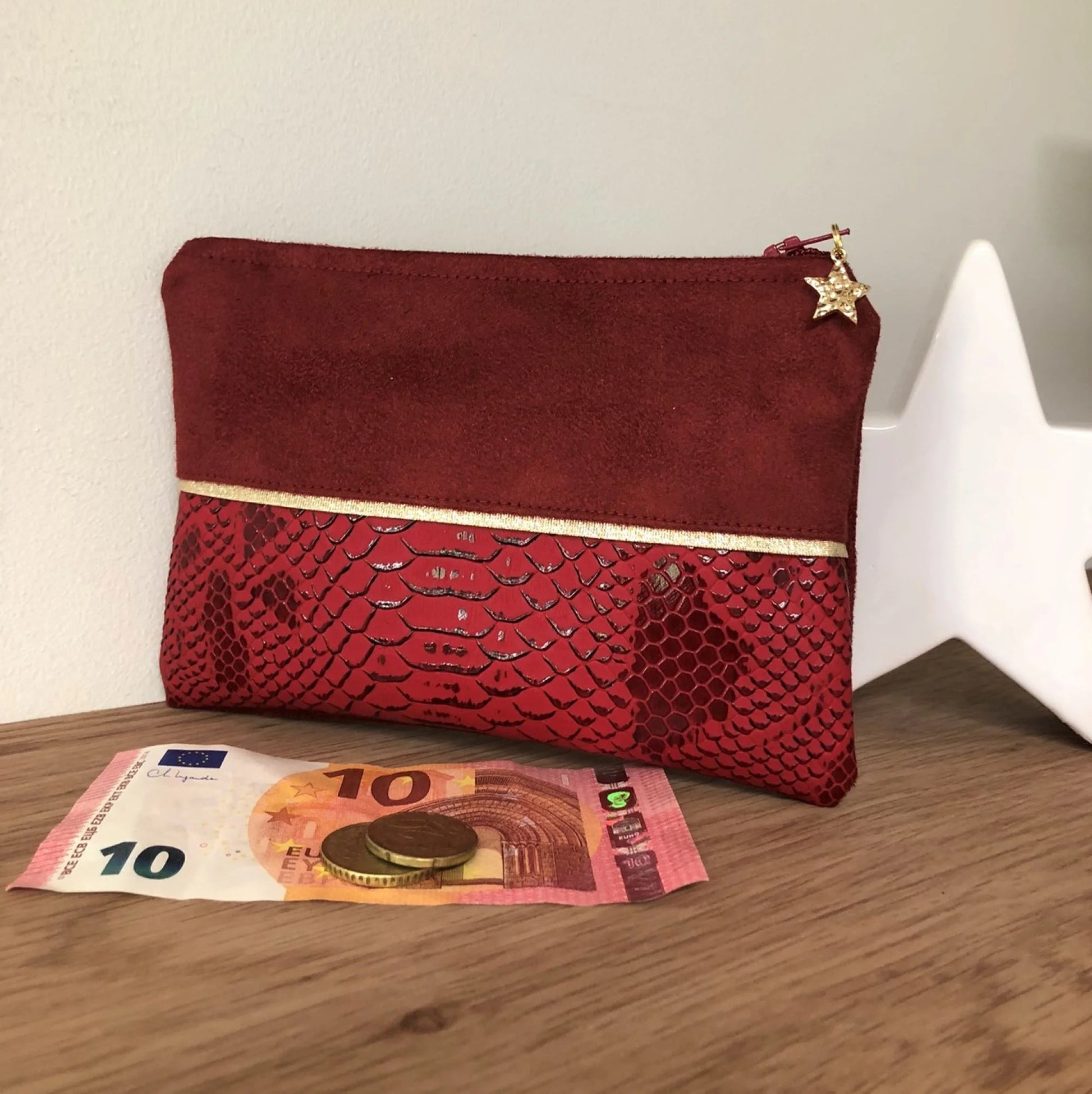 Le porte-monnaie rouge et doré en similicuir reptile, vue d'ensemble.