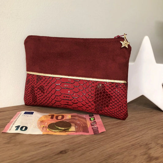 Le porte-monnaie rouge et doré en similicuir reptile, vue d'ensemble.