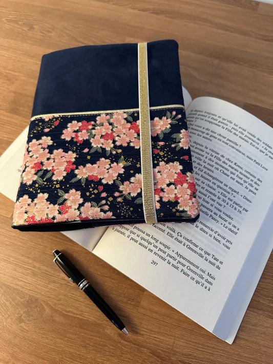 Le protège-agenda bleu marine en tissu japonais à fleurs de cerisier, format A5, fermé par son élastique.