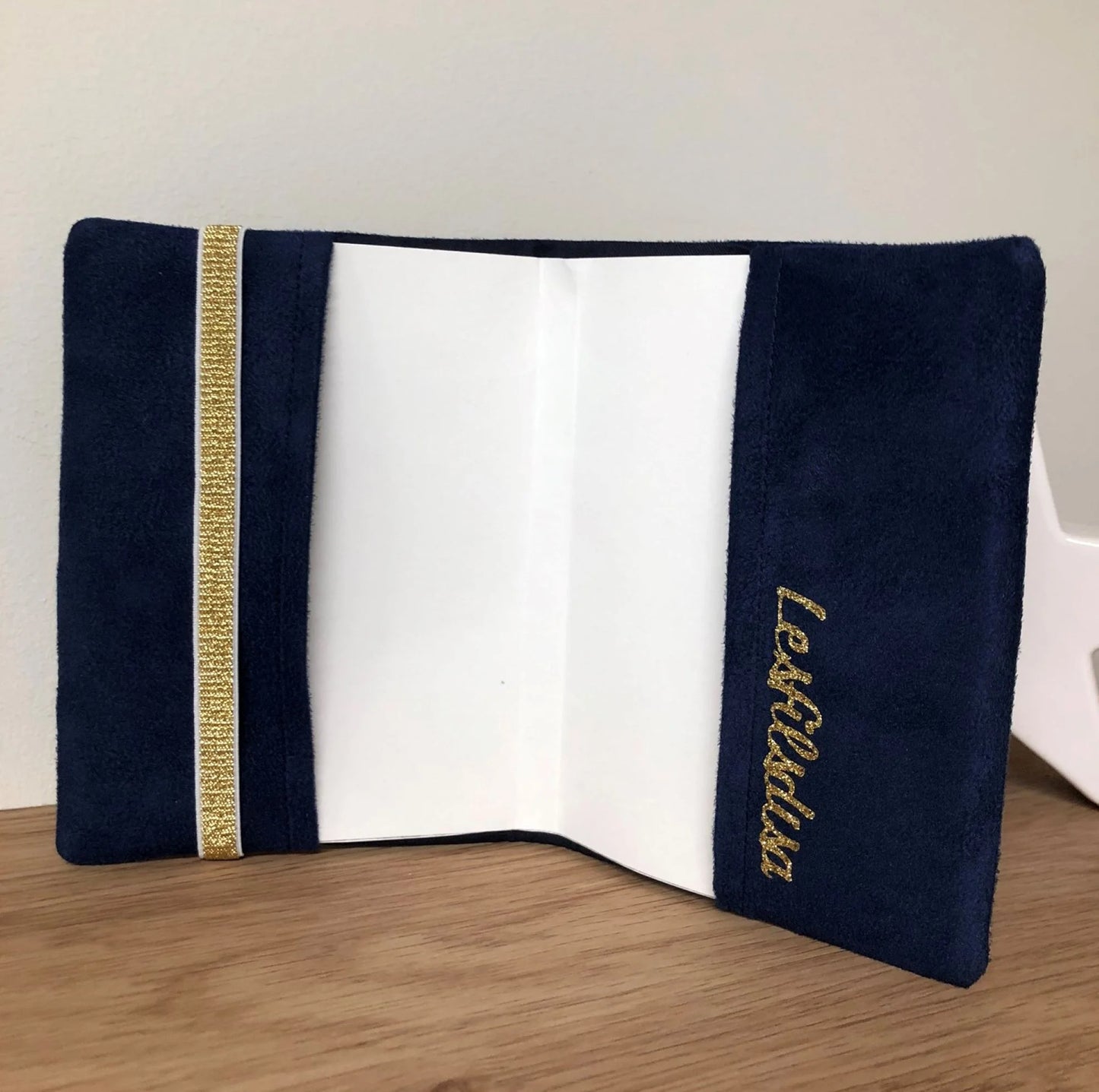 L'intérieur du protège-agenda bleu marine en tissu japonais fleuri, format A6.