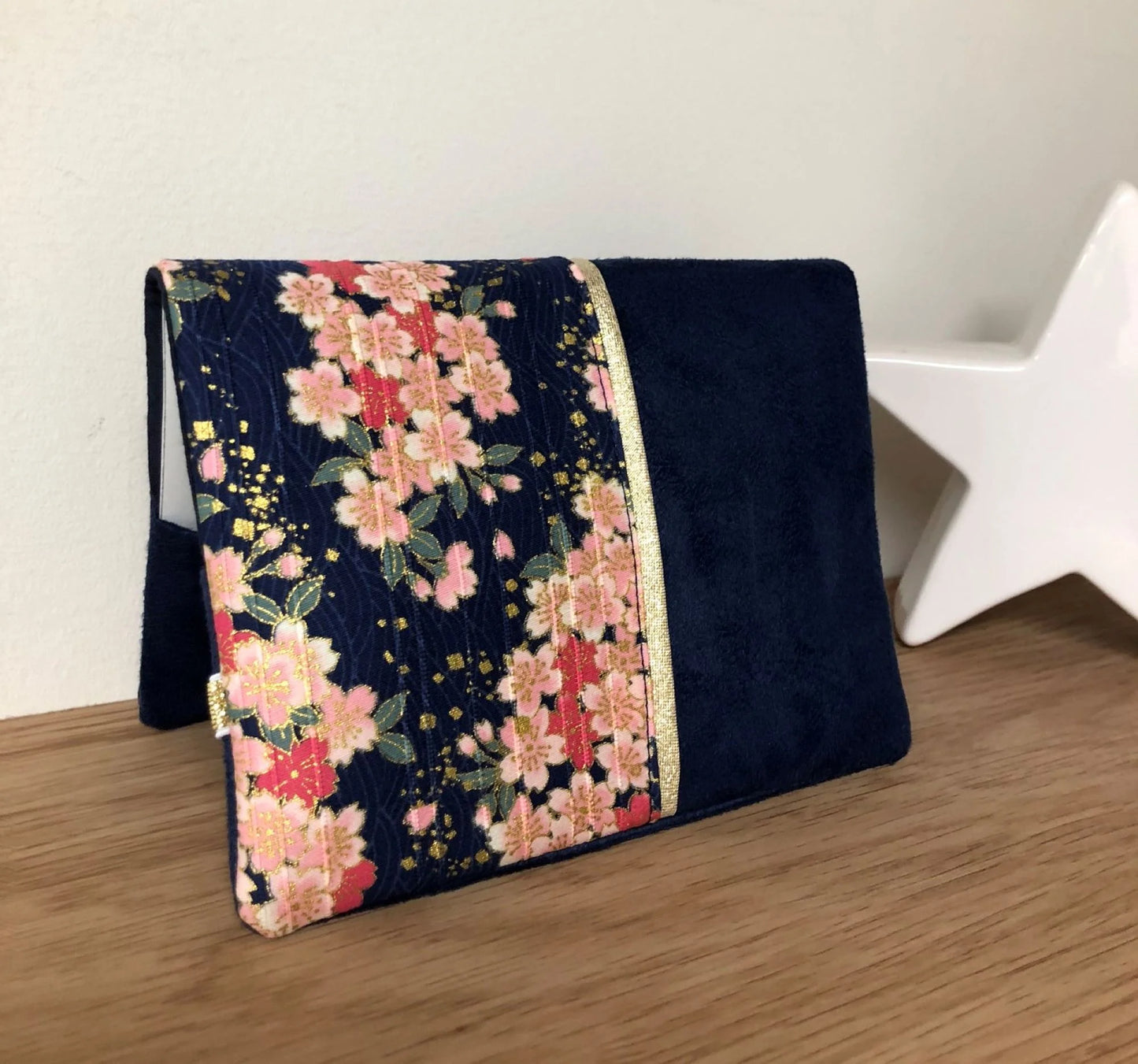 Le format A6 du protège-agenda bleu marine en tissu japonais fleuri.