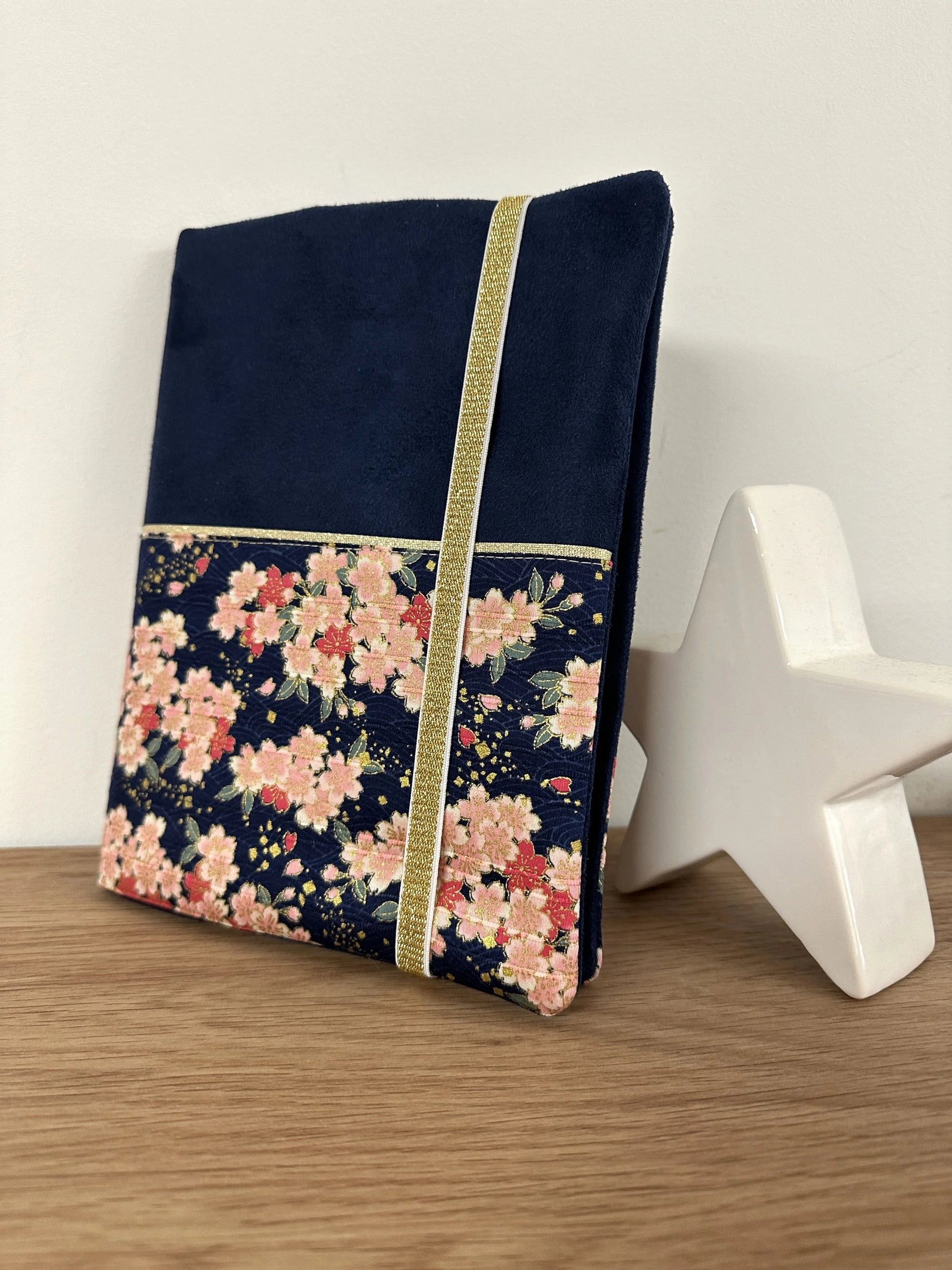 Le protège-agenda bleu marine en tissu japonais fleuri, format A5, vue de face.