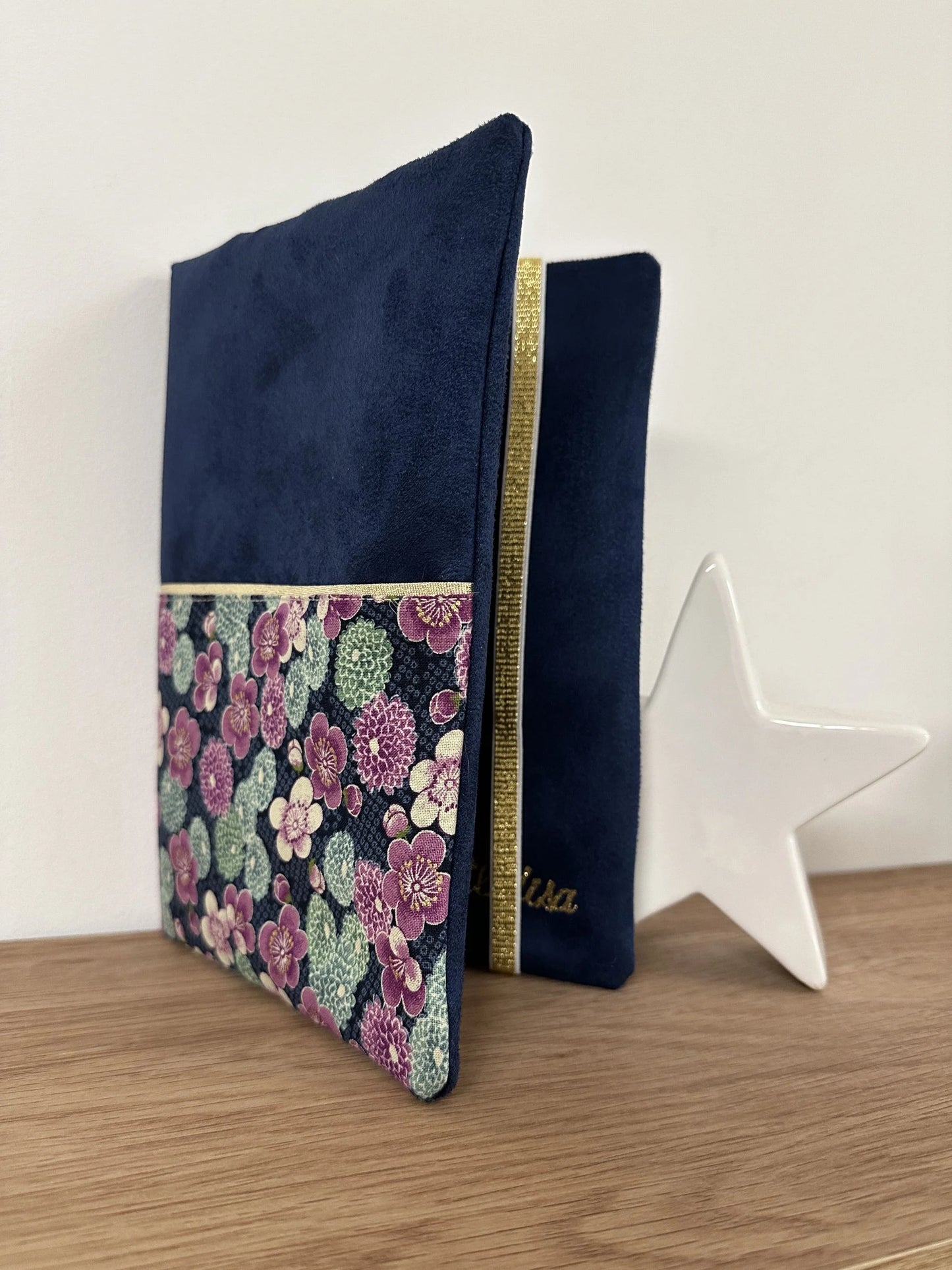 Le protège-agenda bleu marine en tissu japonais à fleurs mauves, entrouvert.