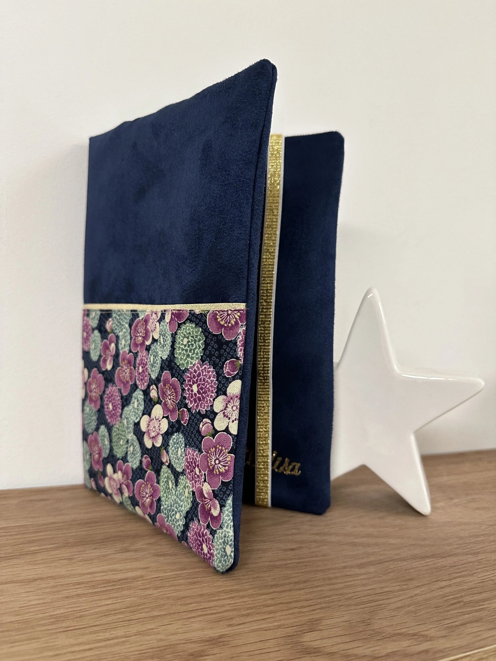 Le protège-agenda bleu marine en tissu japonais à fleurs mauves, entrouvert.