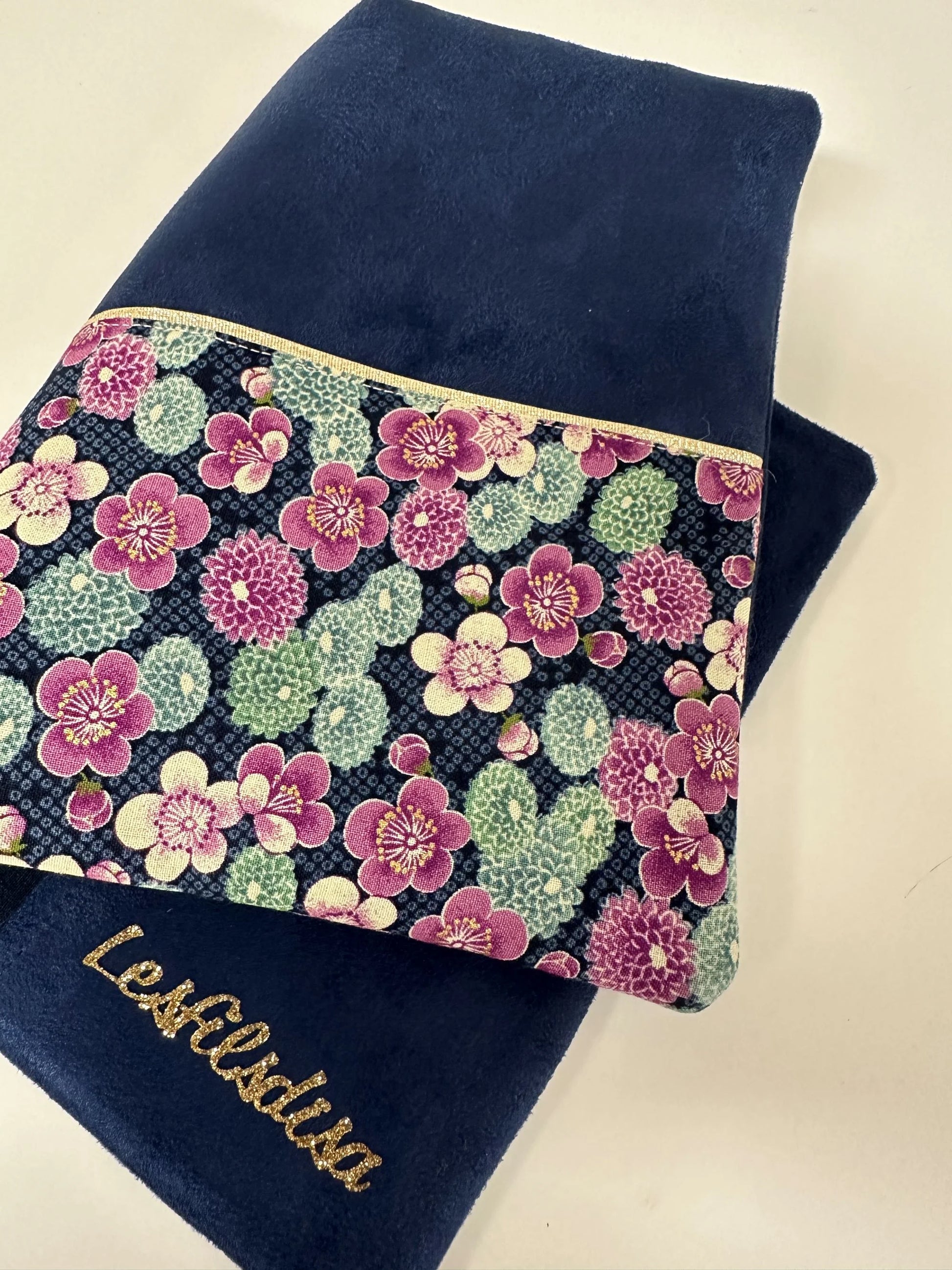 Vue globale du protège-agenda bleu marine en tissu japonais à fleurs mauves.