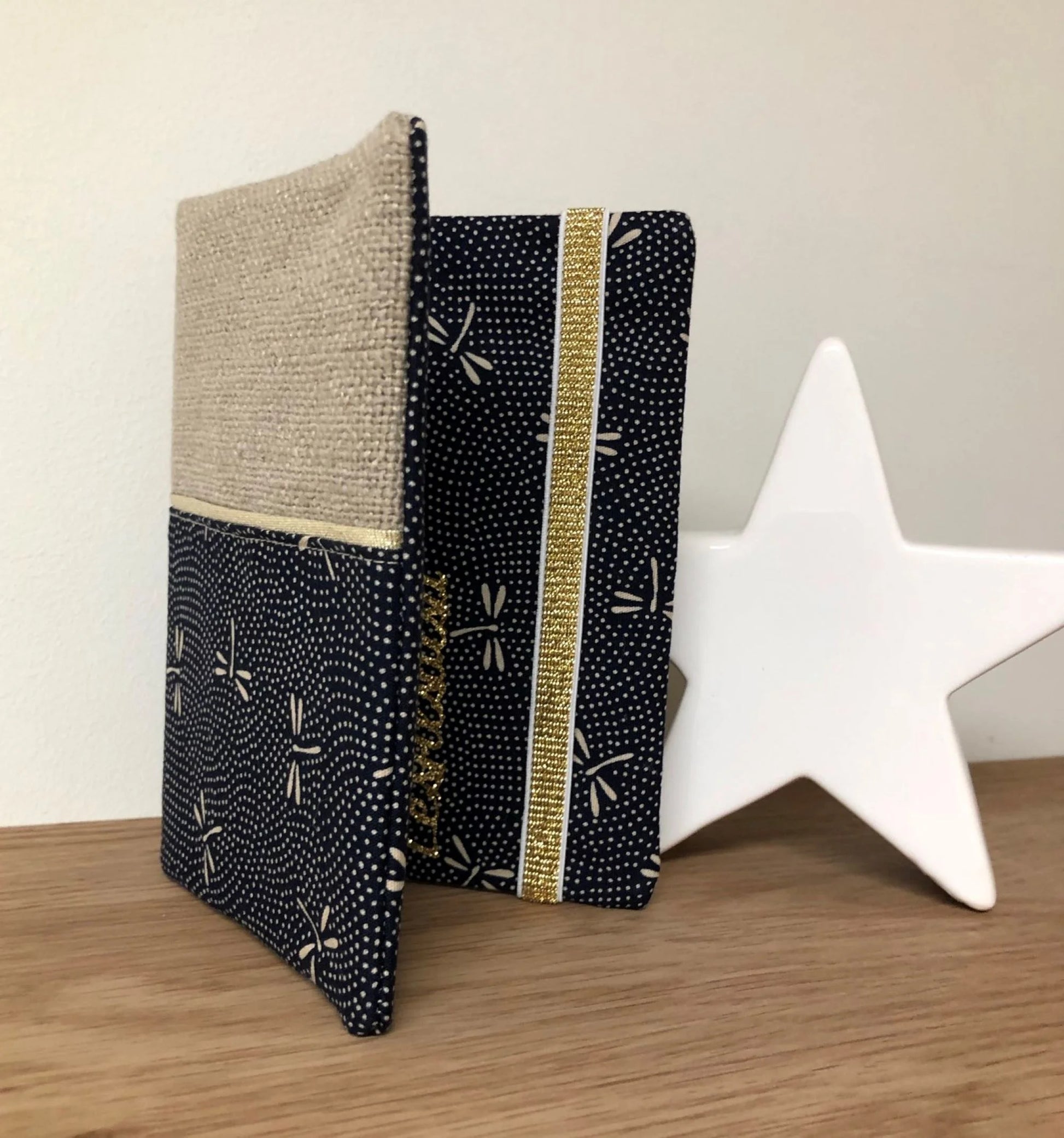 Format A6 du protège agenda en lin et tissu japonais bleu Komon Libellules.