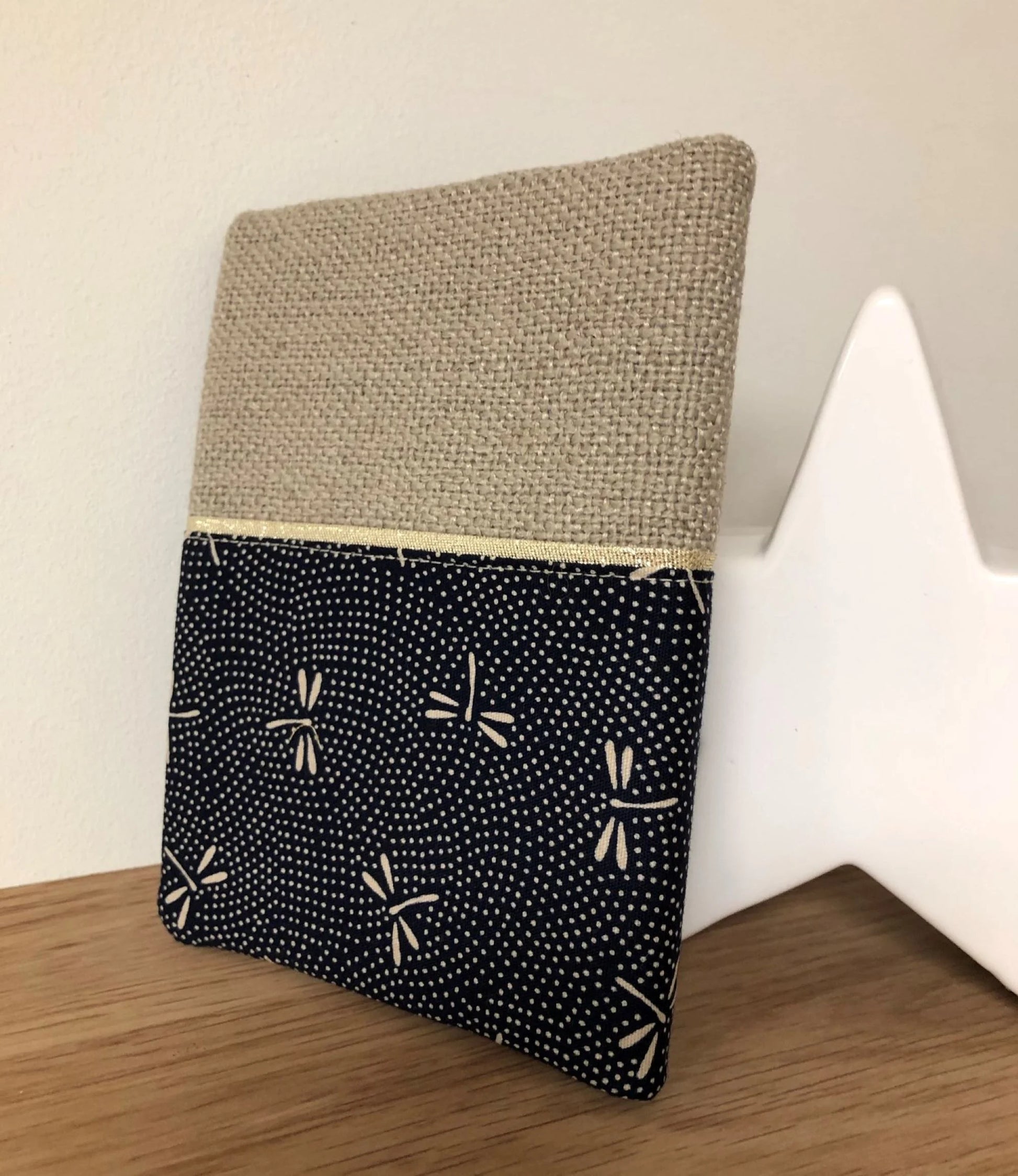 Vue arrière du protège agenda en lin et tissu japonais bleu Komon Libellules.
