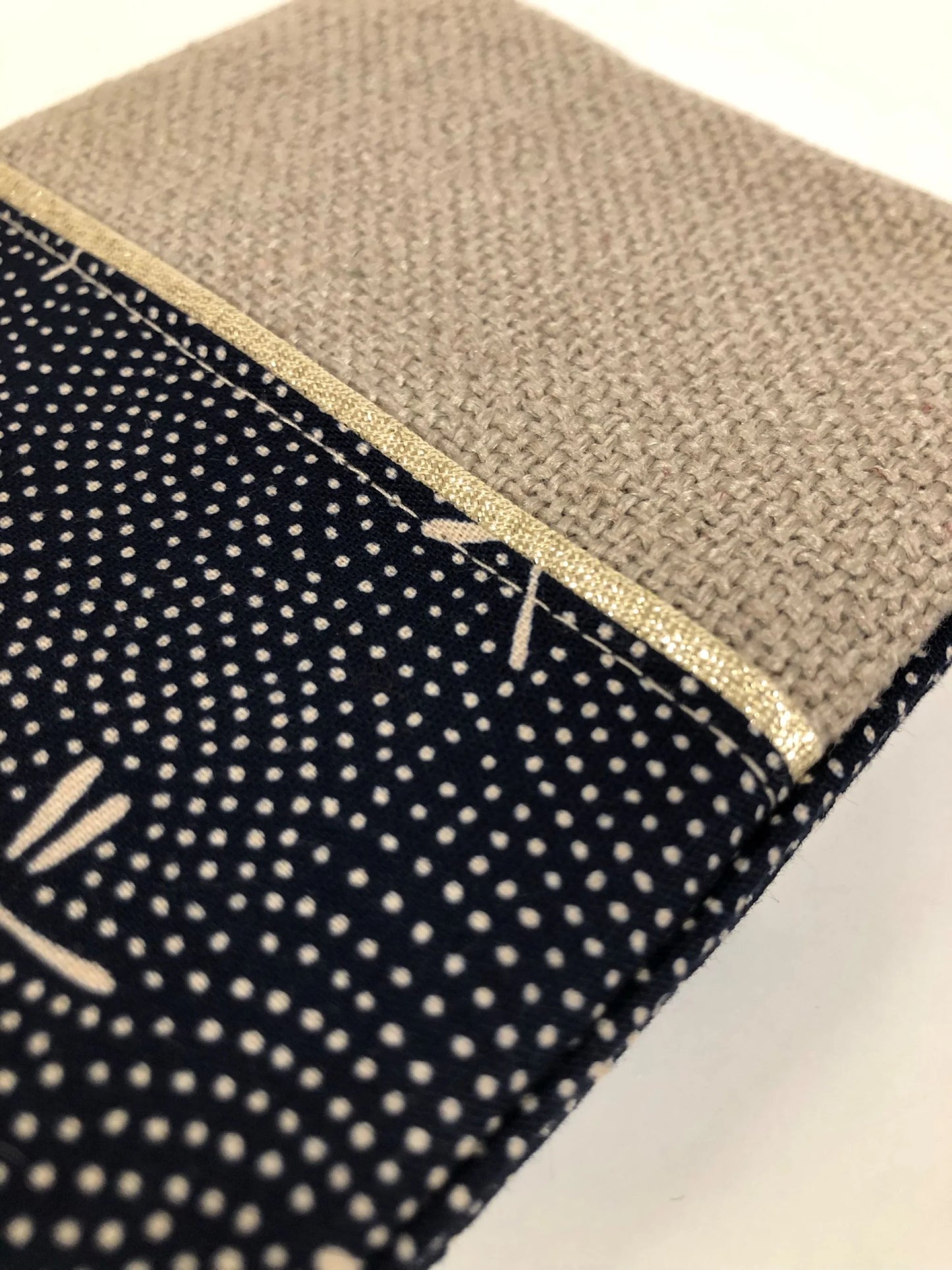 Vue détaillée du tissu japonais bleu Komon Libellules du protège-agenda en lin.