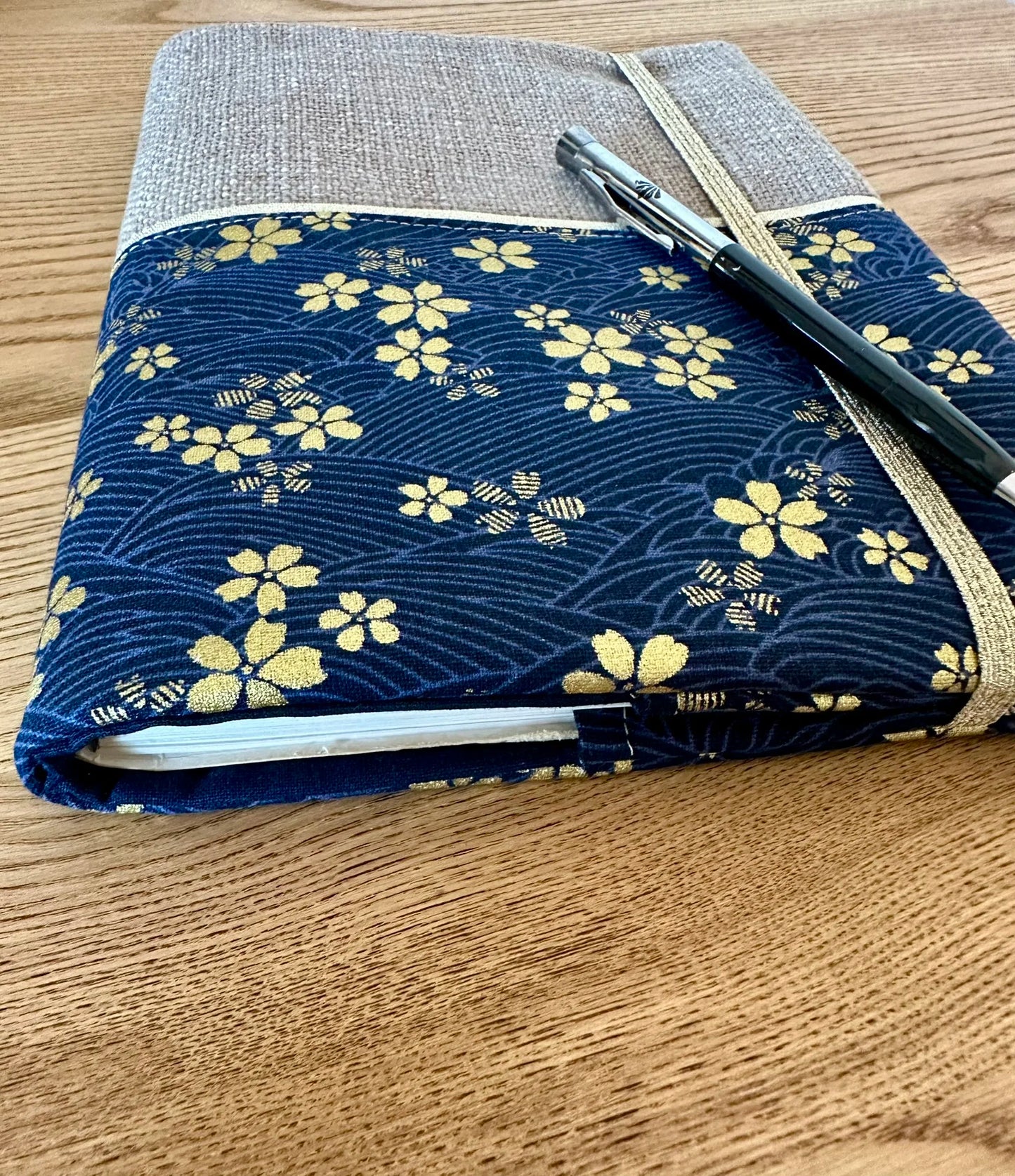 Vue détaillée du protège agenda en lin et tissu japonais Sakura bleu .