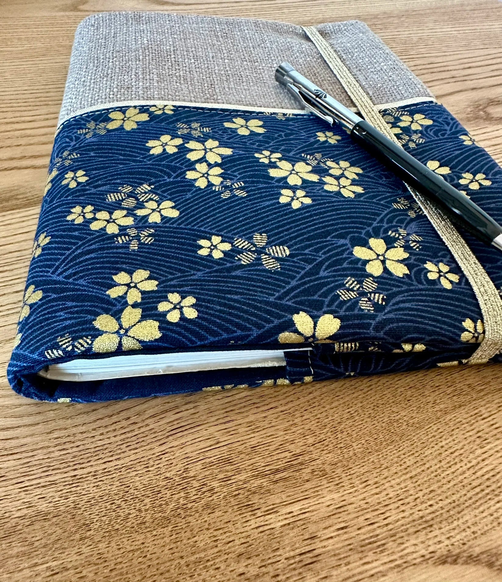 Vue détaillée du protège agenda en lin et tissu japonais Sakura bleu .