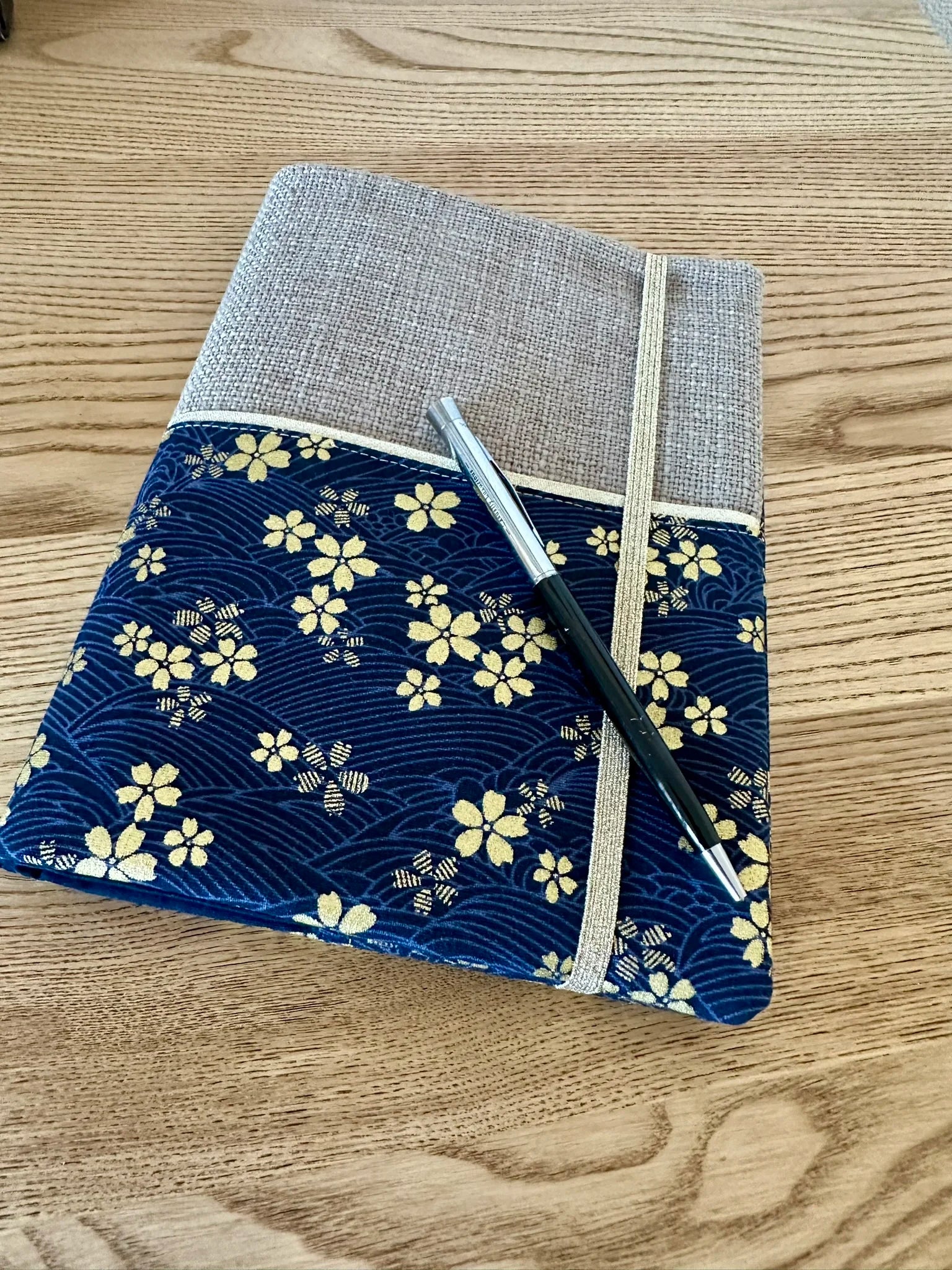 Vue d'ensemble du protège agenda en lin et tissu japonais Sakura bleu .