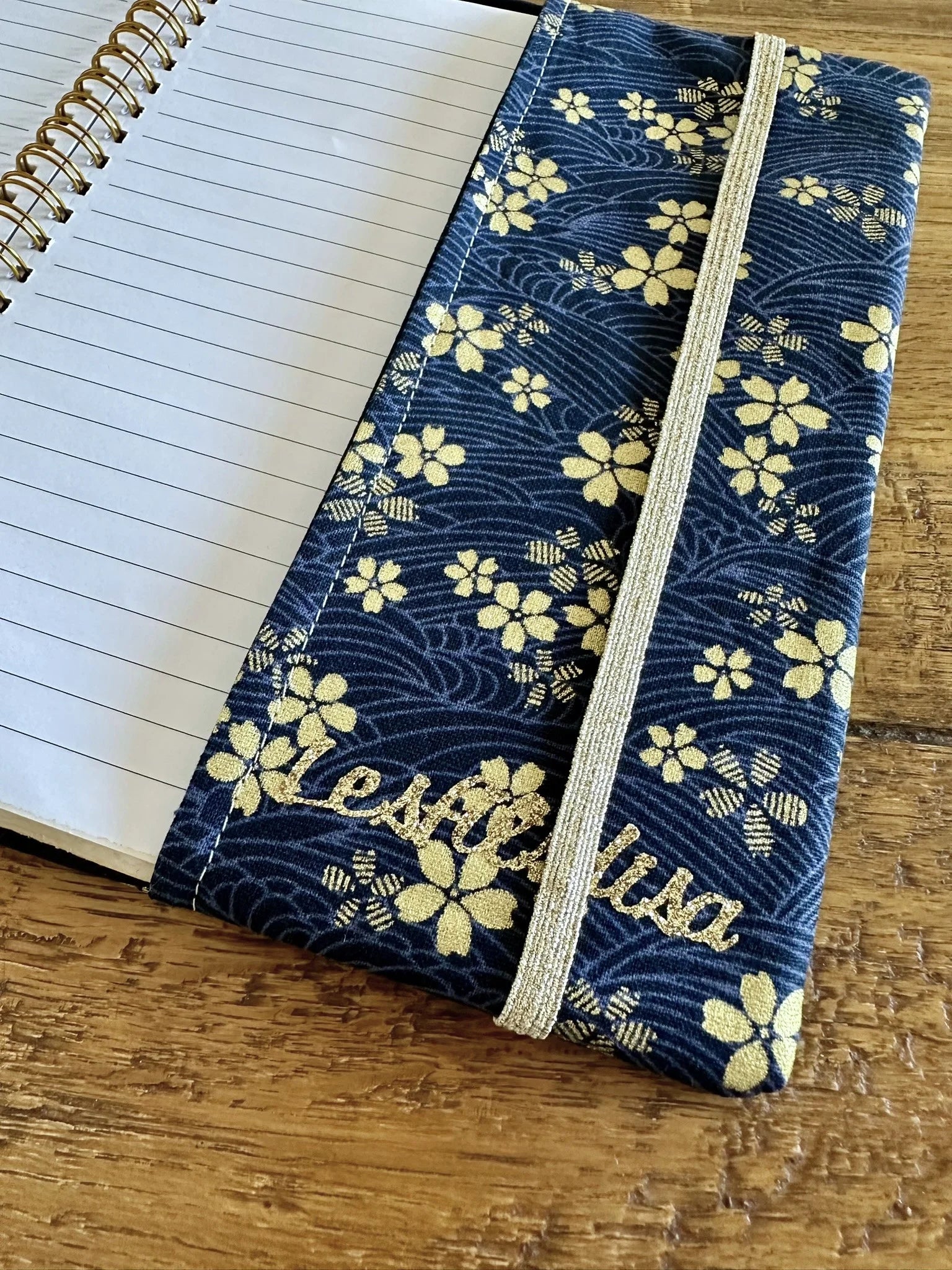 Le rabat du protège agenda en lin et tissu japonais Sakura bleu .