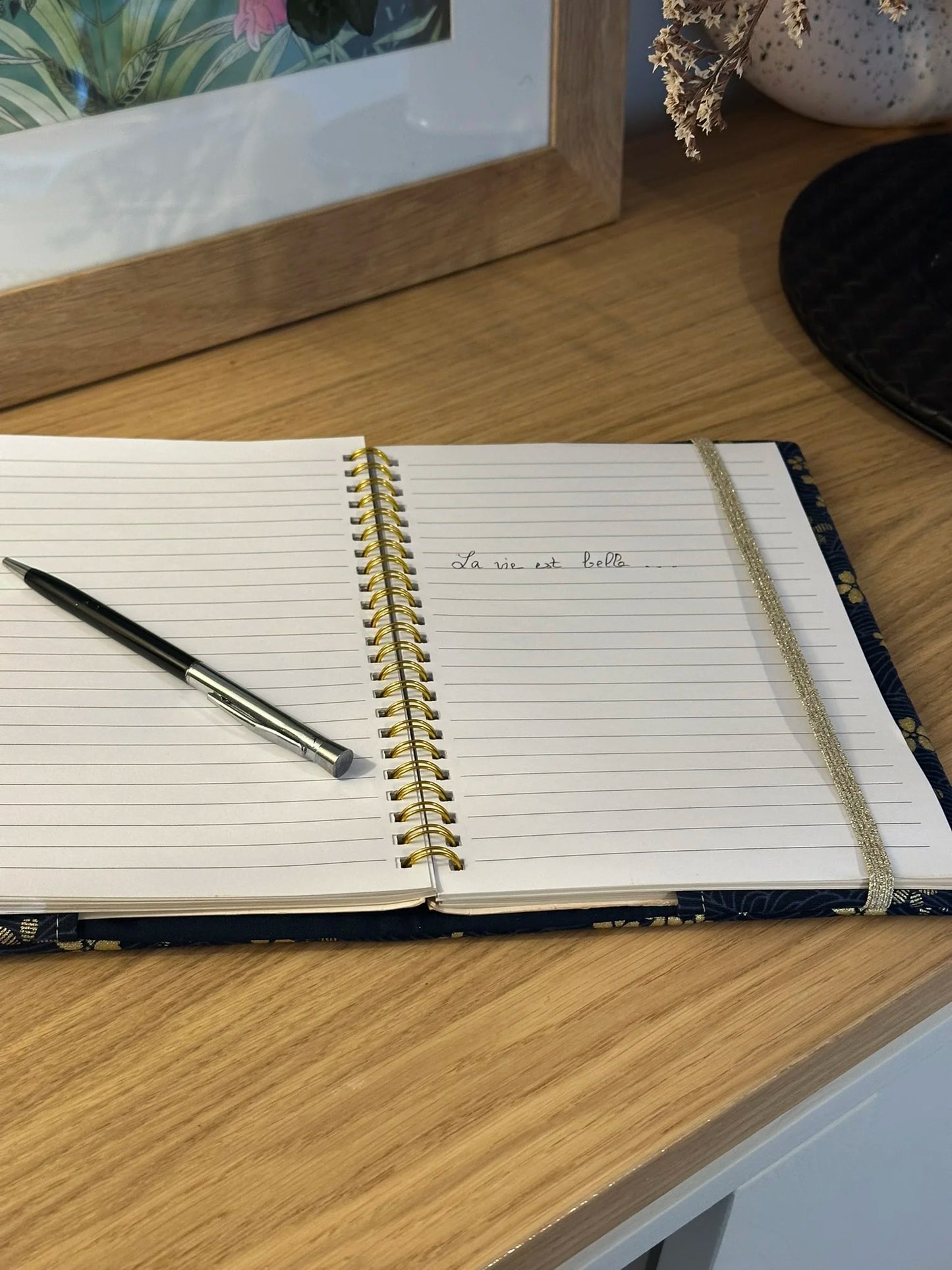 Exemple de carnet habillé par le protège agenda en lin et tissu japonais Sakura bleu .