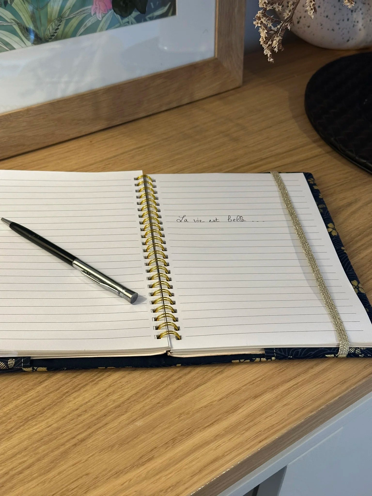 Exemple de carnet habillé par le protège agenda en lin et tissu japonais Sakura bleu .