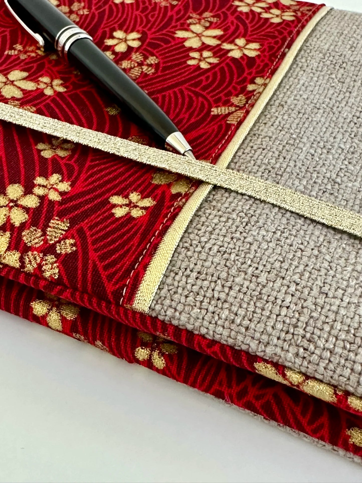 Vue détaillée du protège agenda en lin et tissu japonais Sakura rouge.
