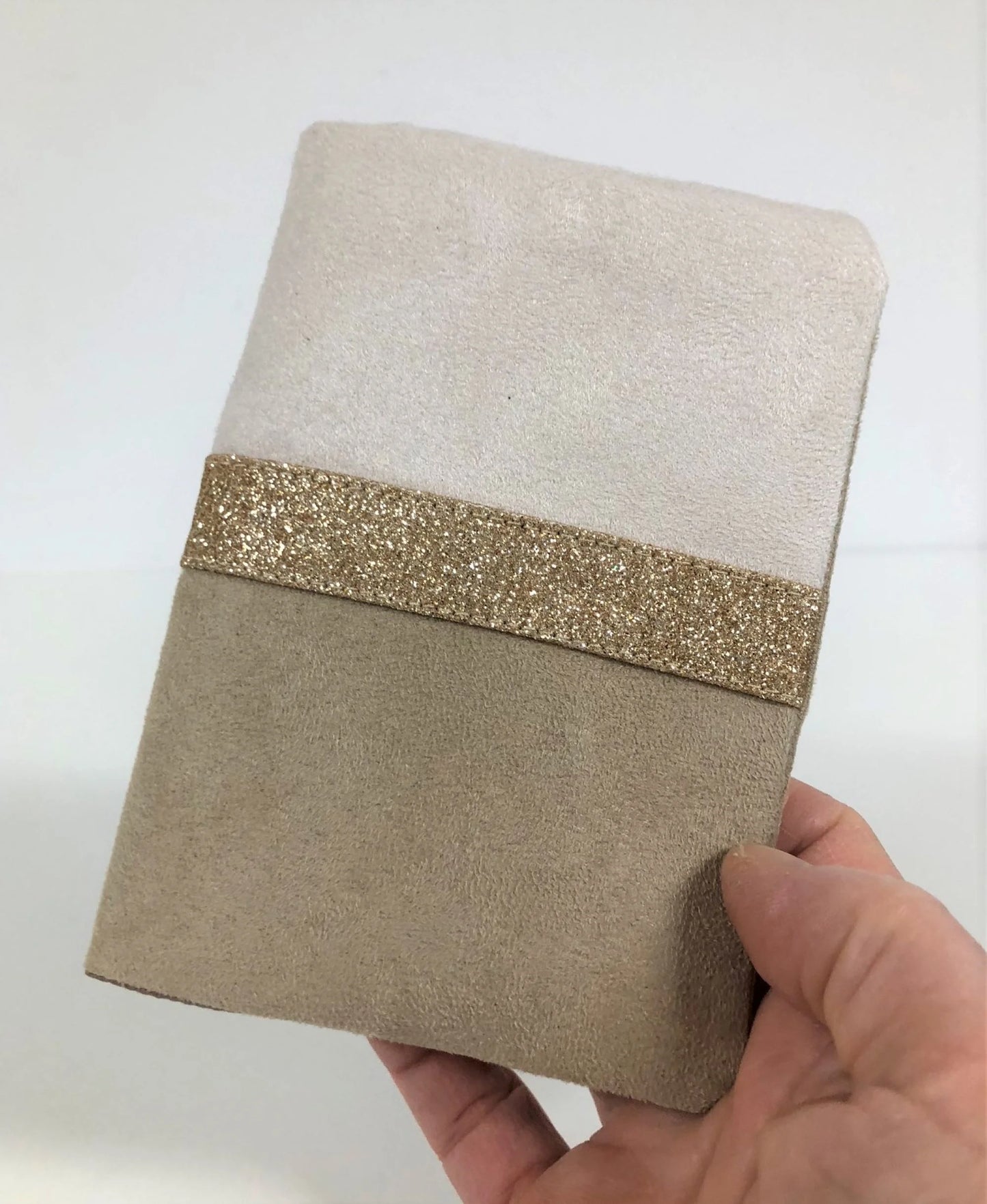 Le protège-passeport écru et beige à paillettes dorées