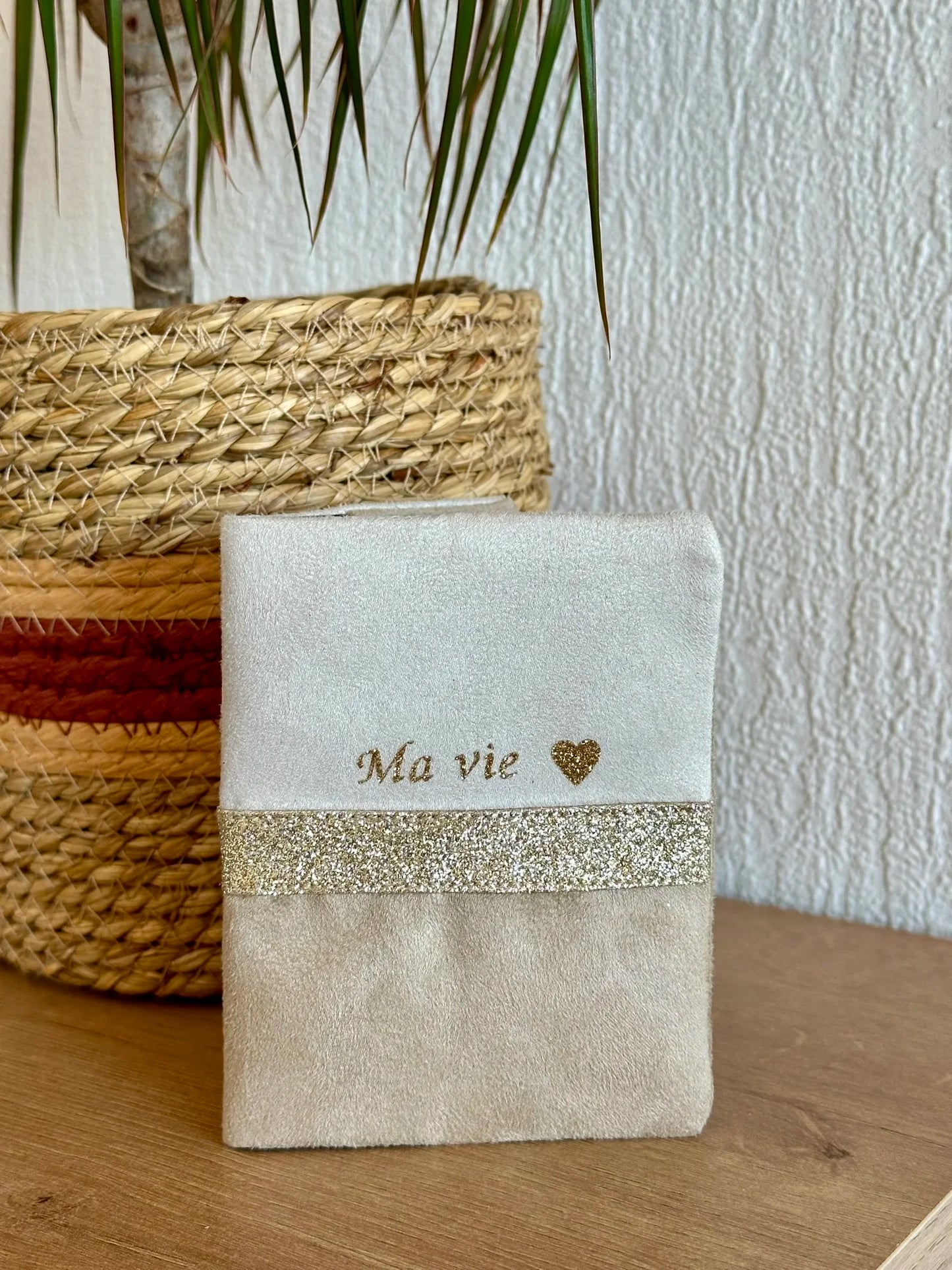Exemple de personnalisation extérieure du protège passeport écru et beige à paillettes dorées.