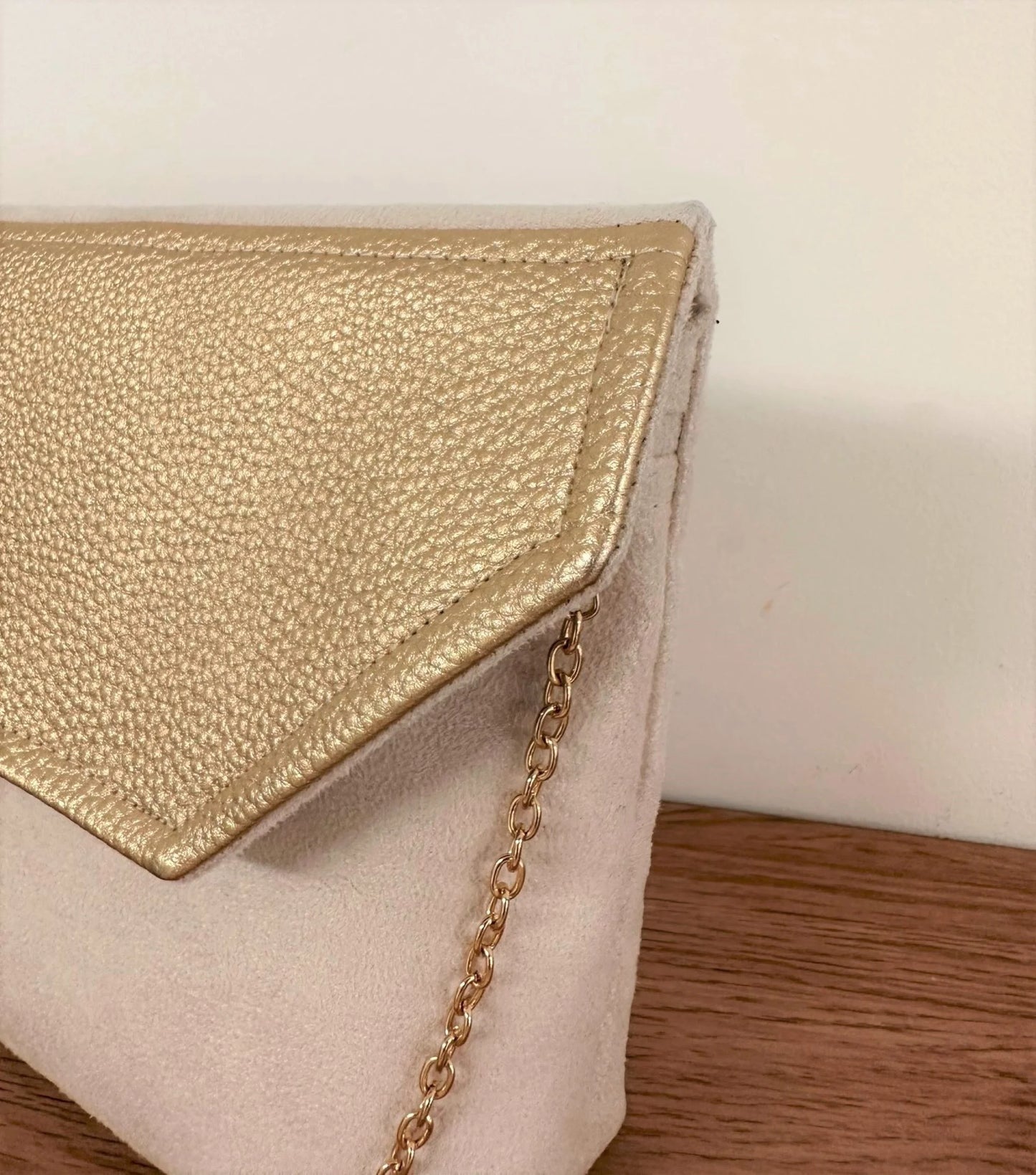 le rabat doré de la pochette Isa zippée ivoire