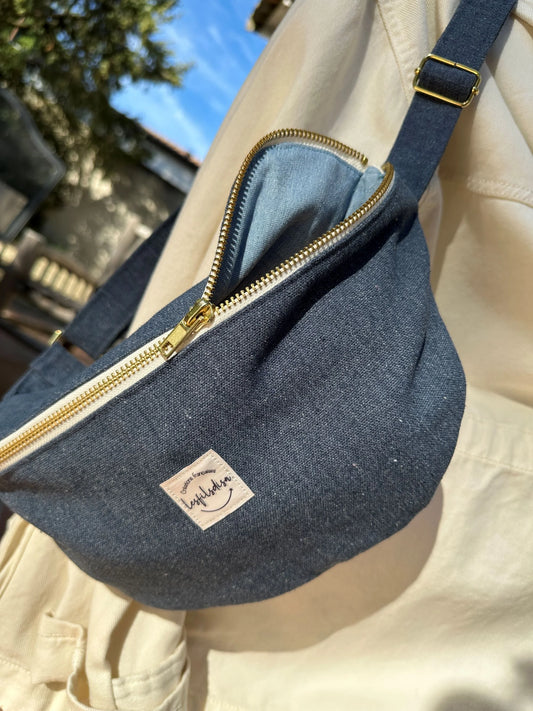 Le sac banane en toile bleue, entrouvert.