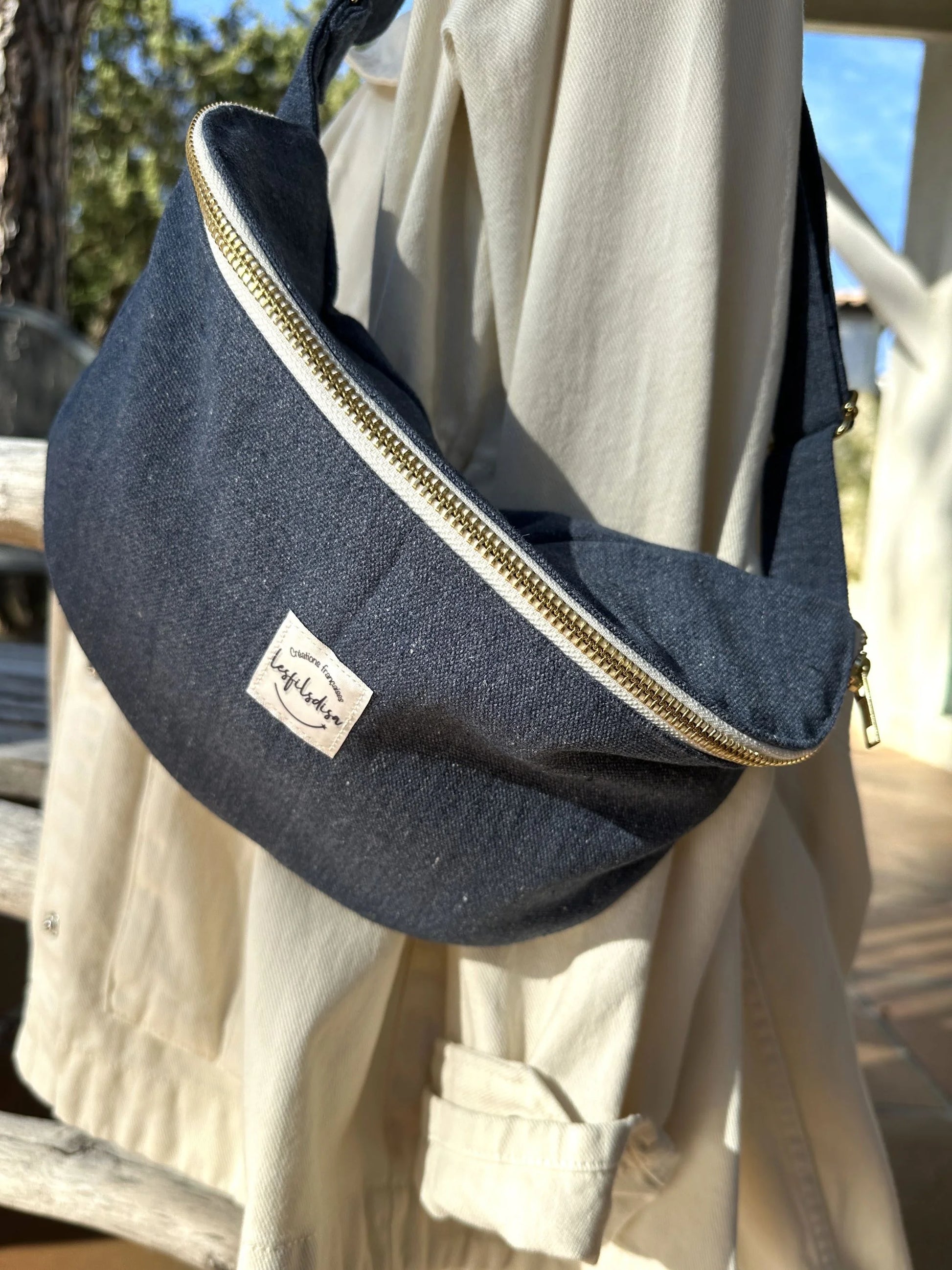Le sac banane en toile bleu.