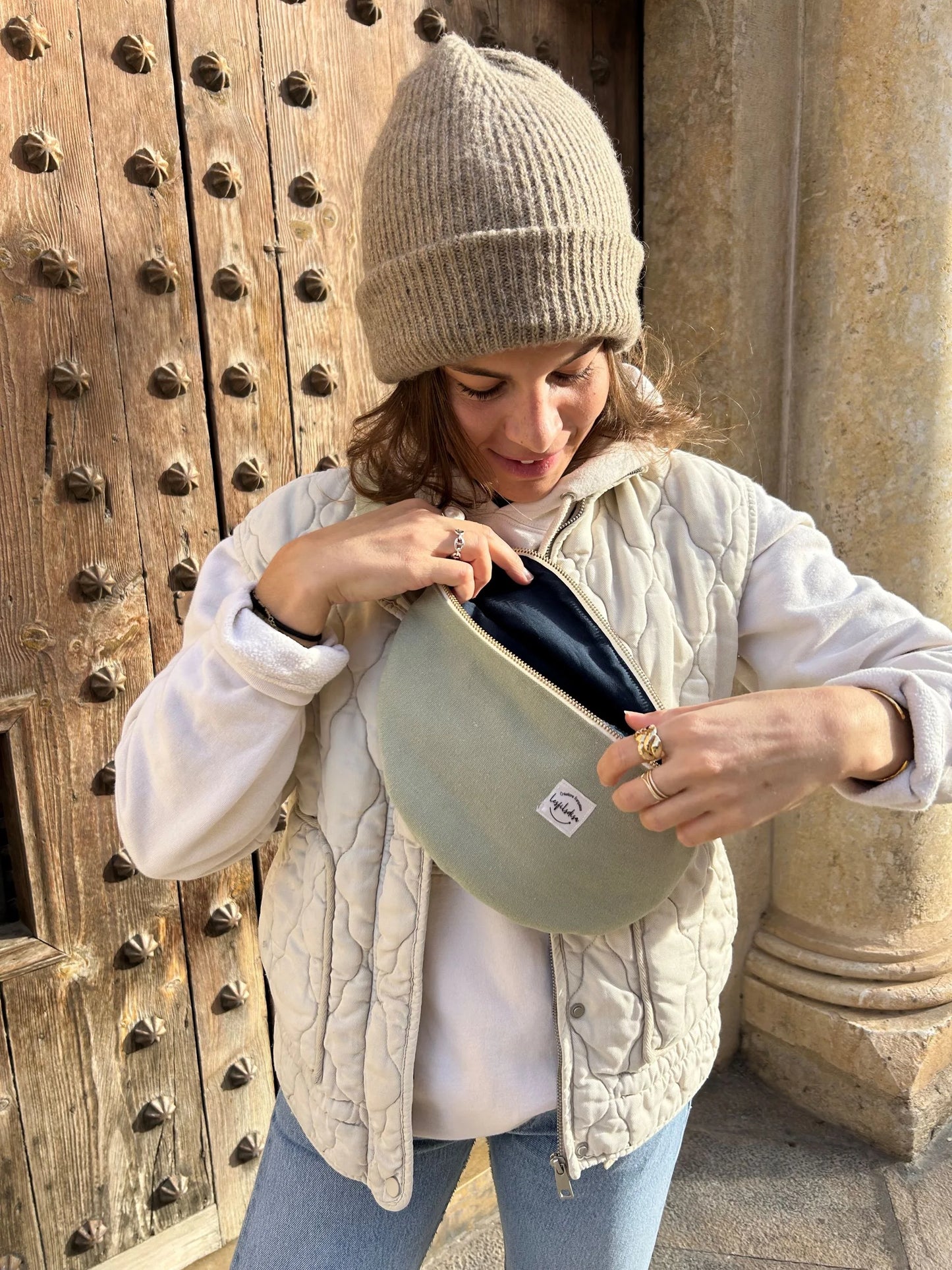 Le sac banane en toile vert amande entrouvert.