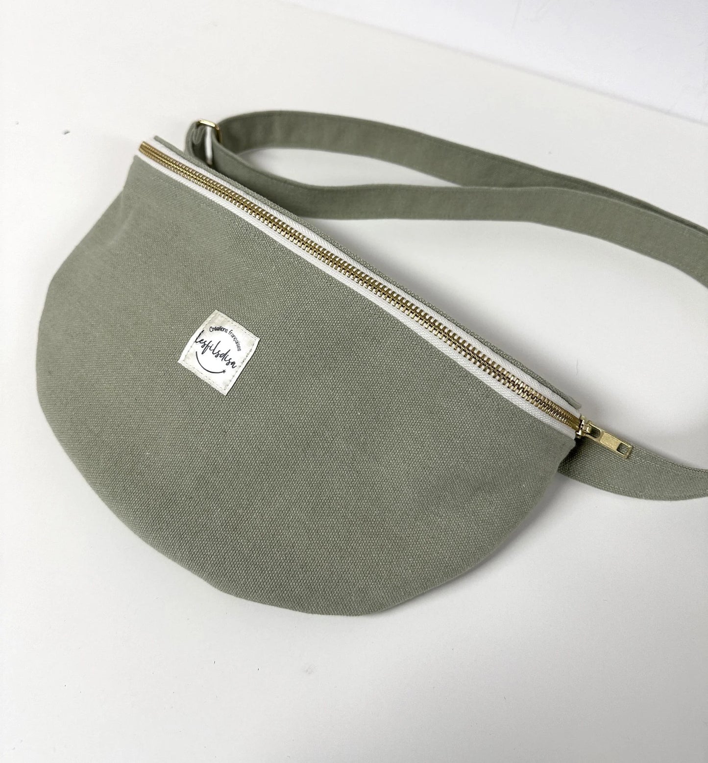 Le sac banane en toile vert amande.
