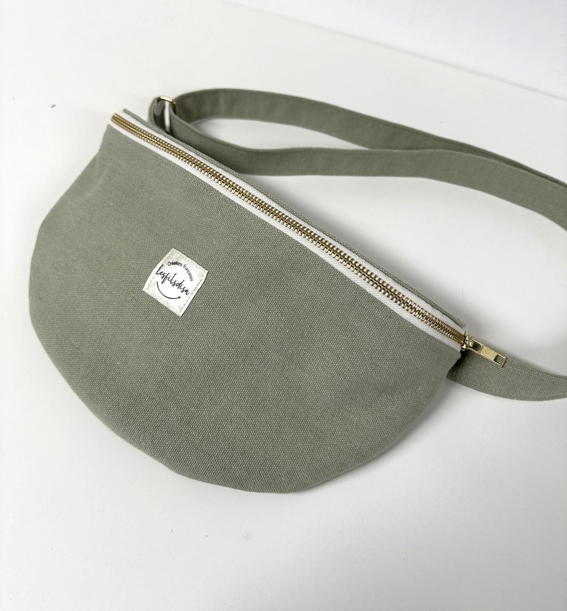 Le sac banane en toile vert amande.