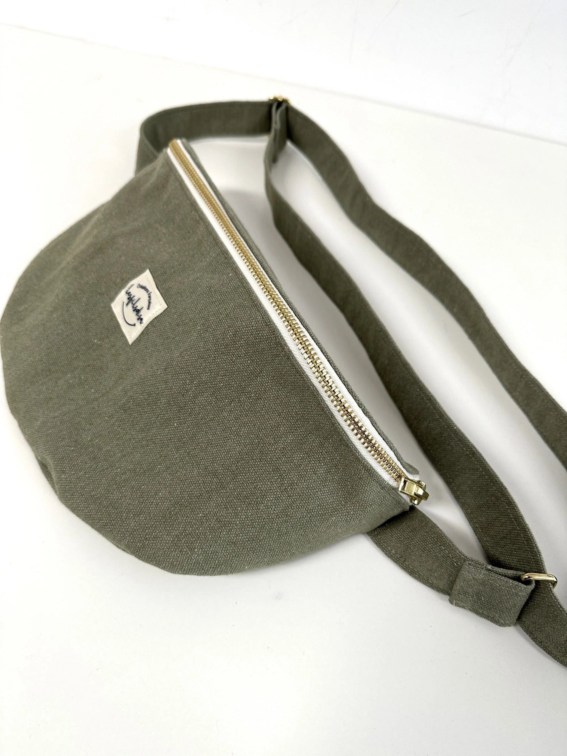 Le sac banane en toile vert kaki, fermé.