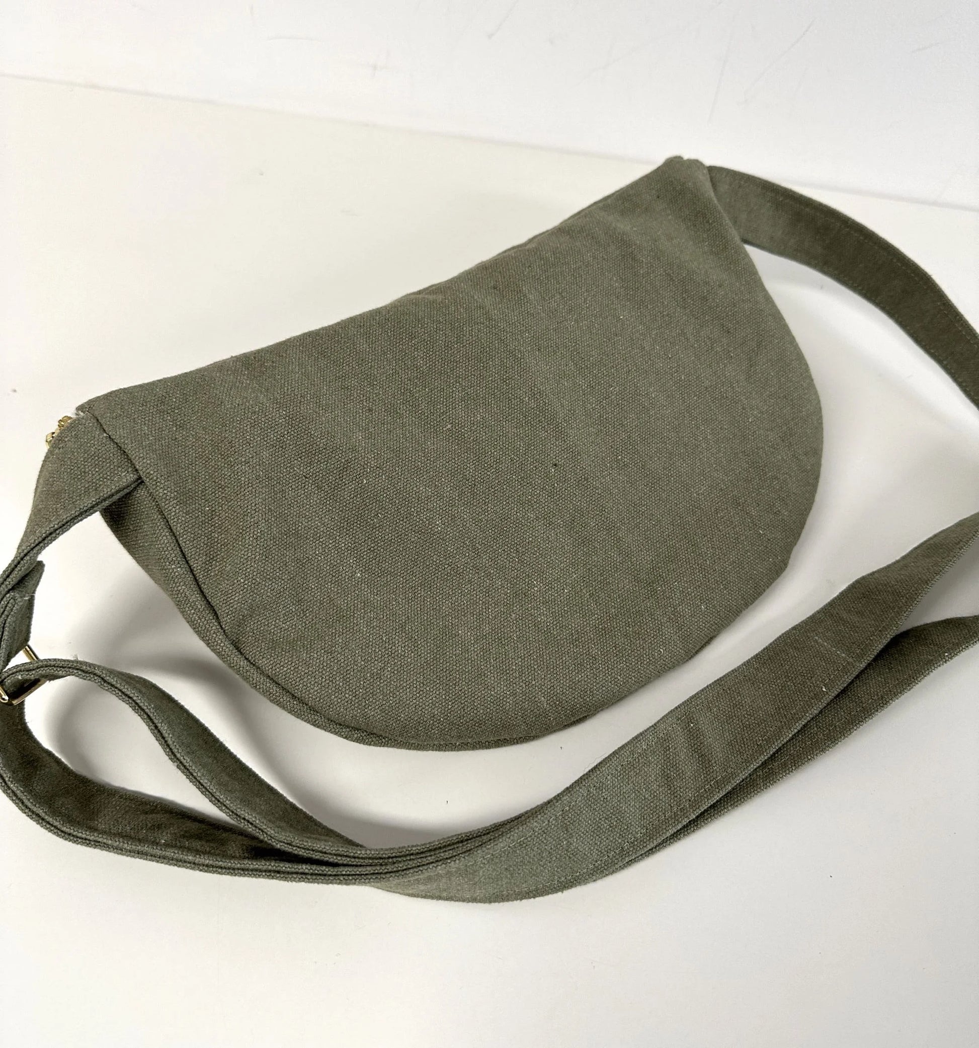 Le sac banane en toile vert kaki, vue de dos.