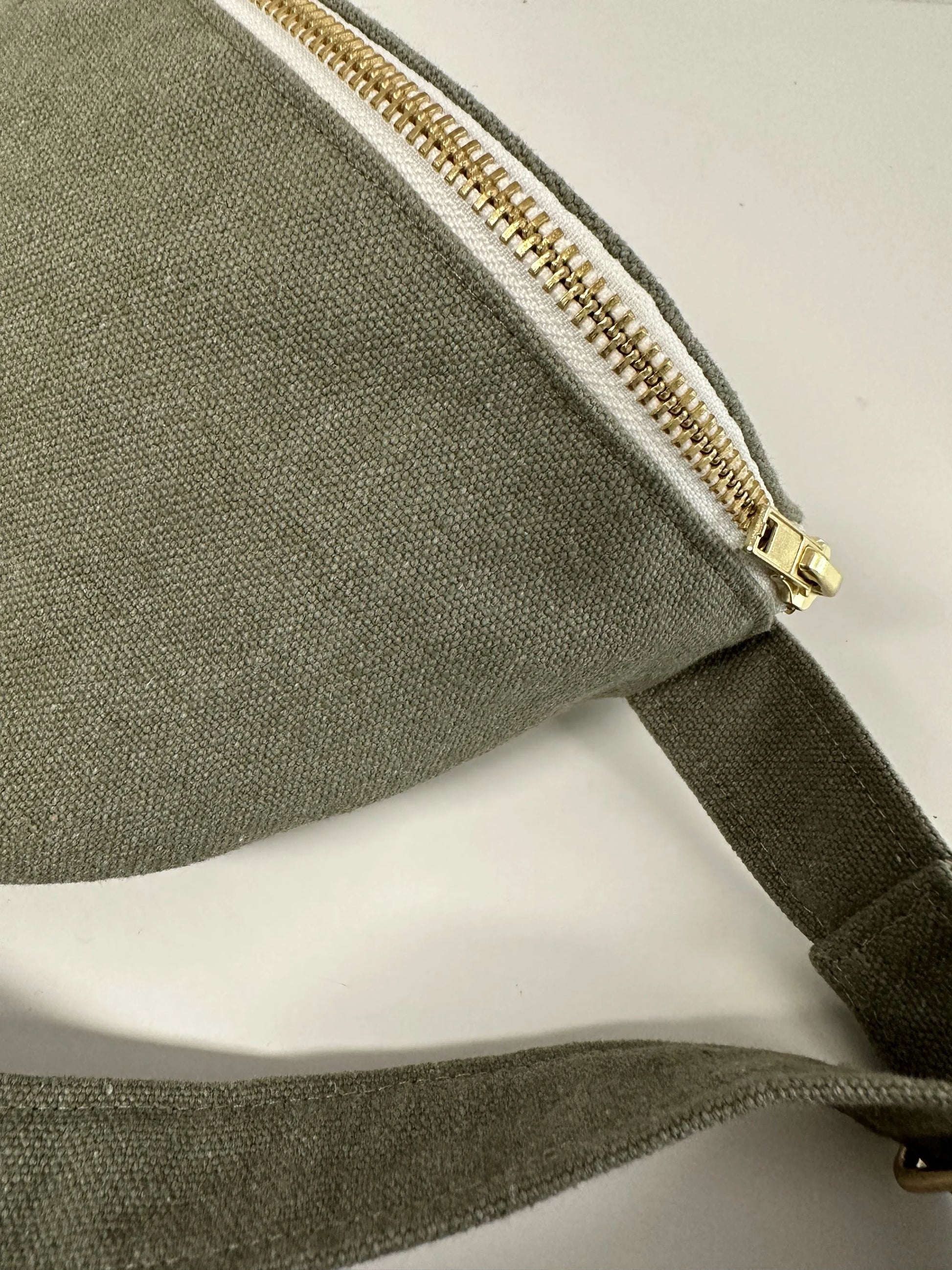 Vue détaillée du sac banane en toile vert kaki.