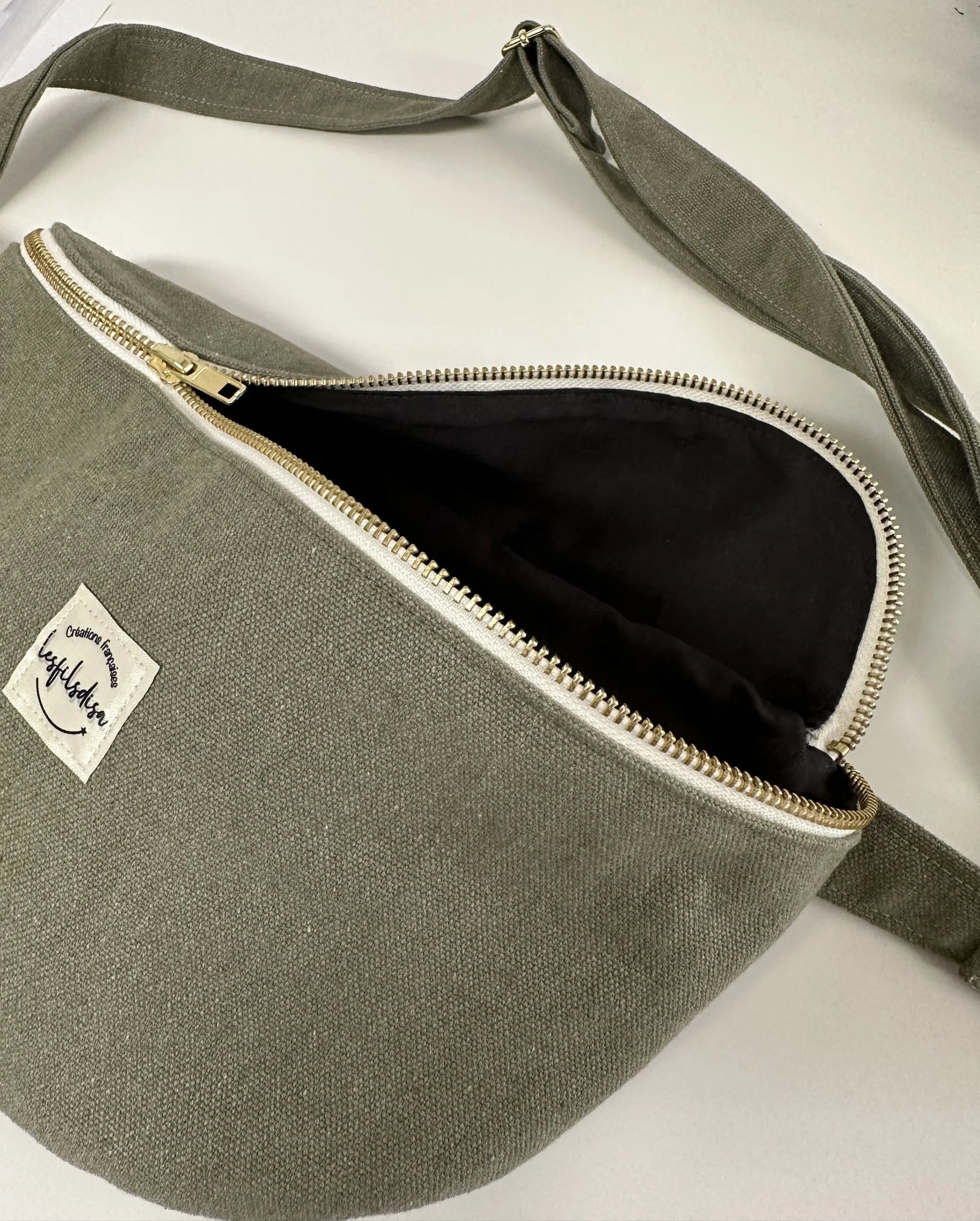 Le sac banane en toile vert kaki, ouvert.