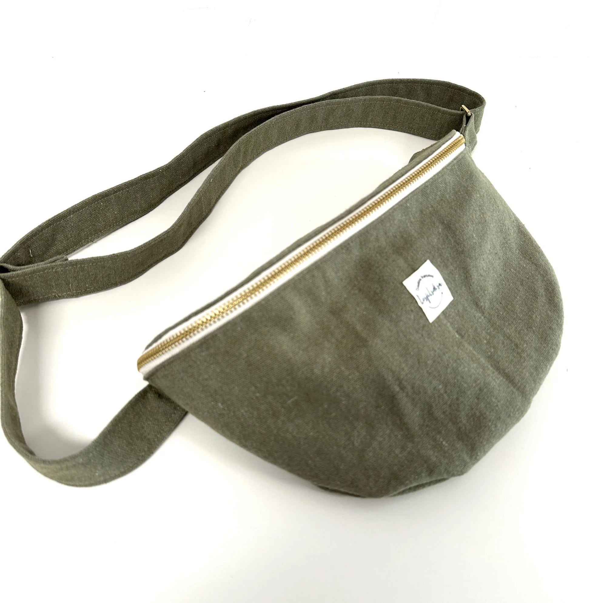 Le sac banane en toile vert kaki vue de face.
