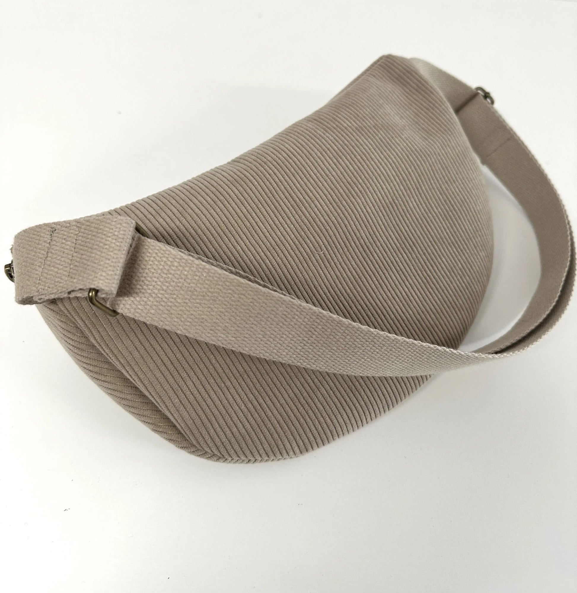 Le sac banane en velours côtelé beige, vus de dos.