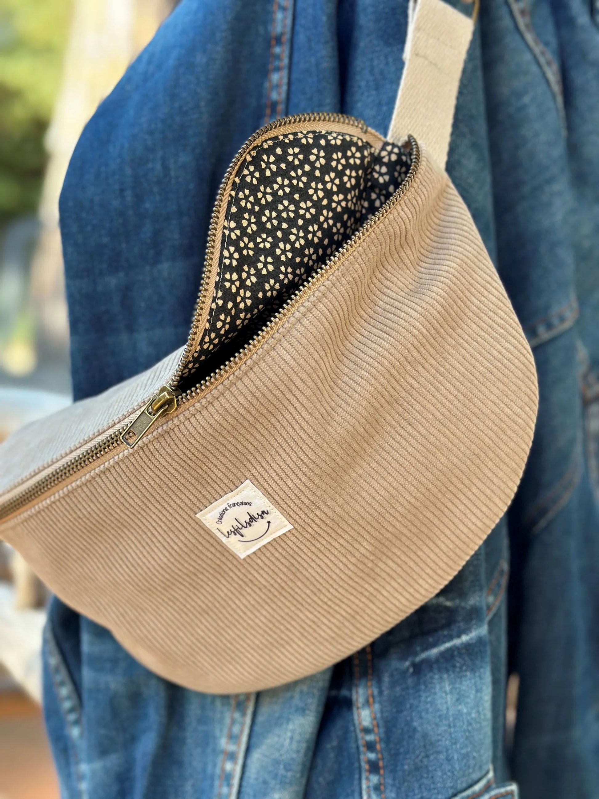 Le sac banane en velours côtelé beige, entrouvert.