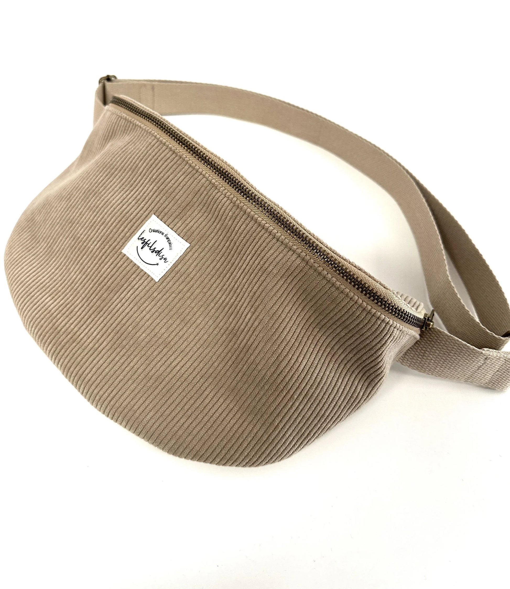 Le sac banane en velours côtelé beige, vue de face.