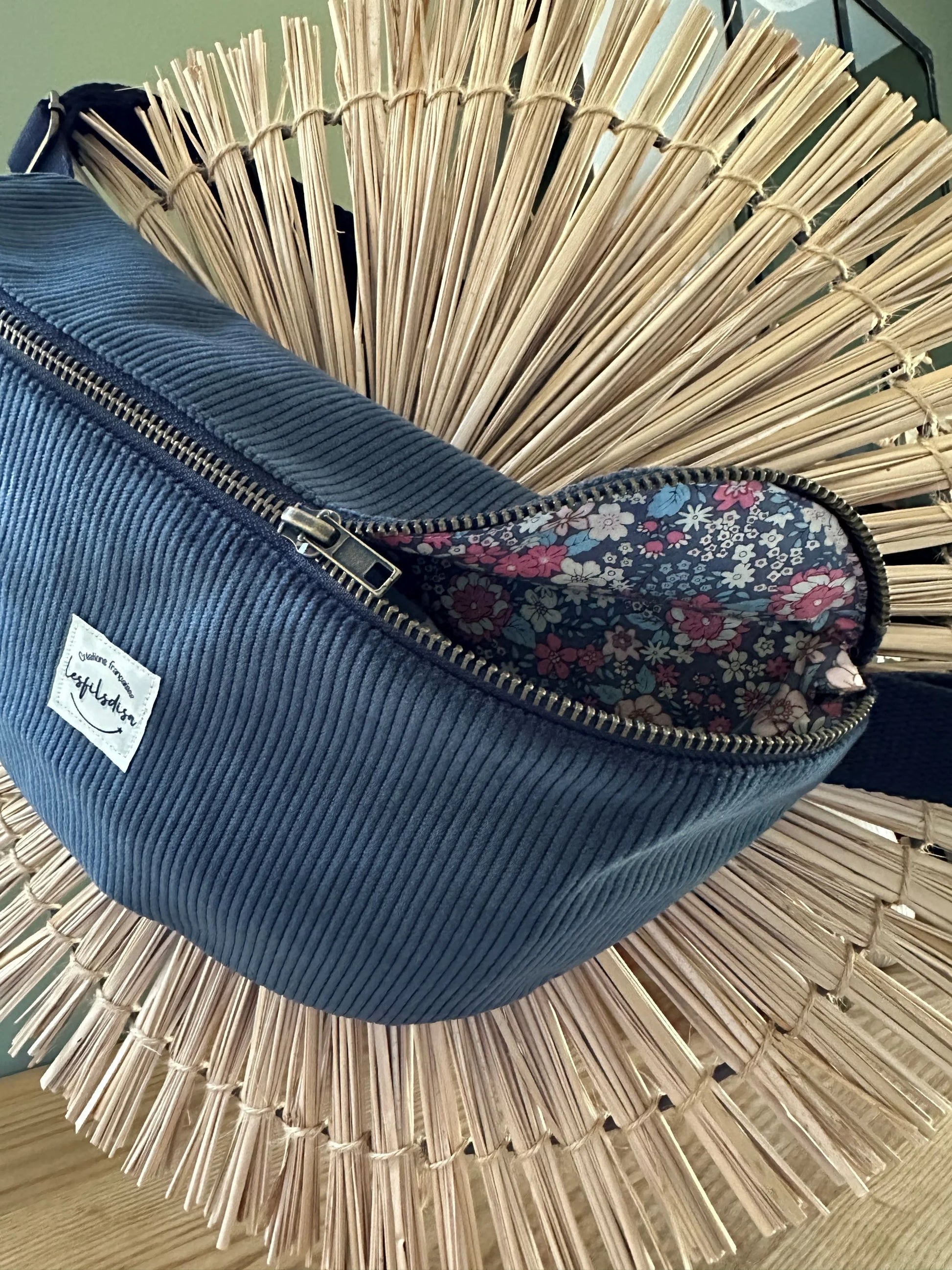 Le sac banane en velours côtelé bleu canard, doublure intérieure fleurie.