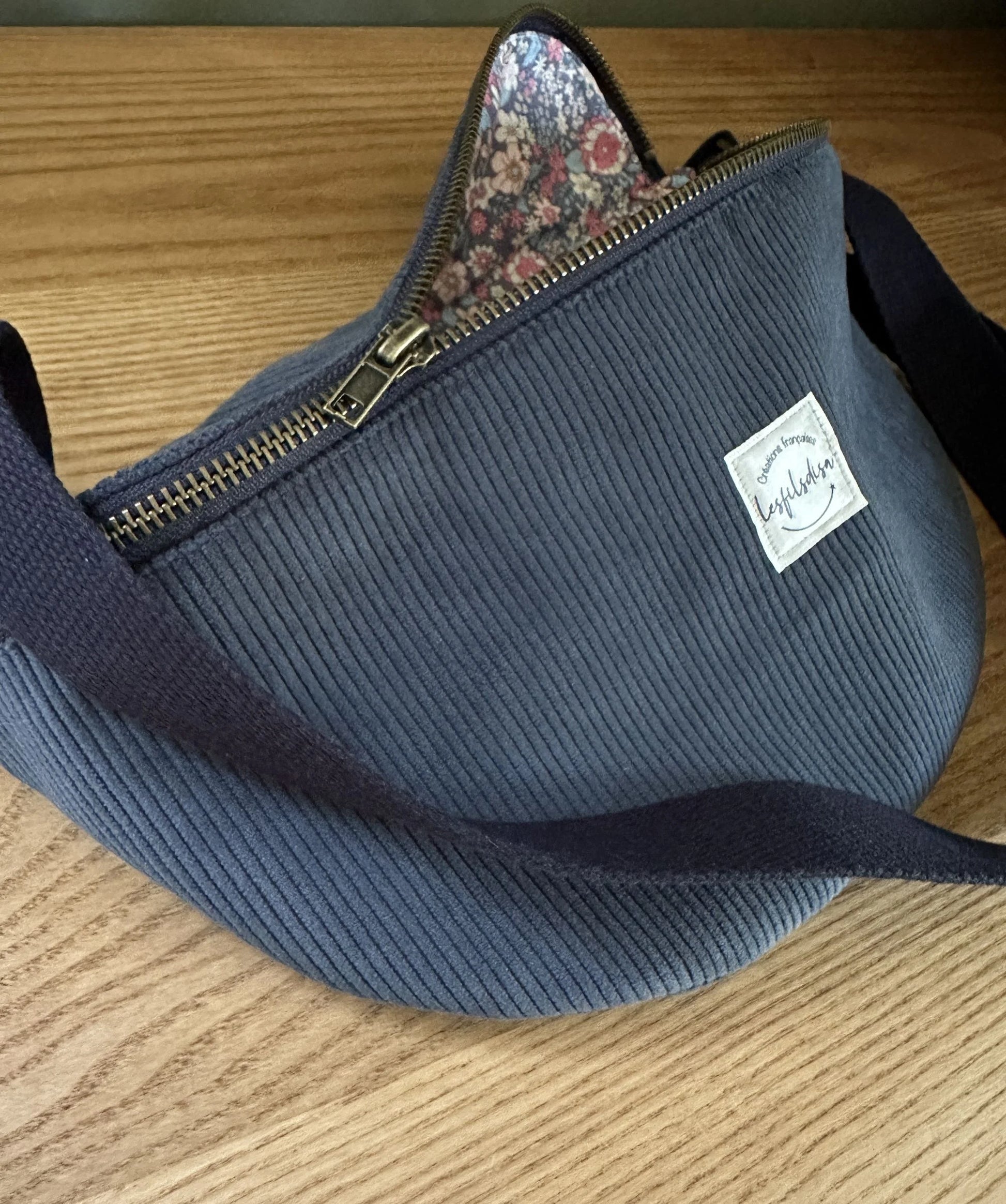 Le sac banane en velours côtelé bleu canard, face avant.