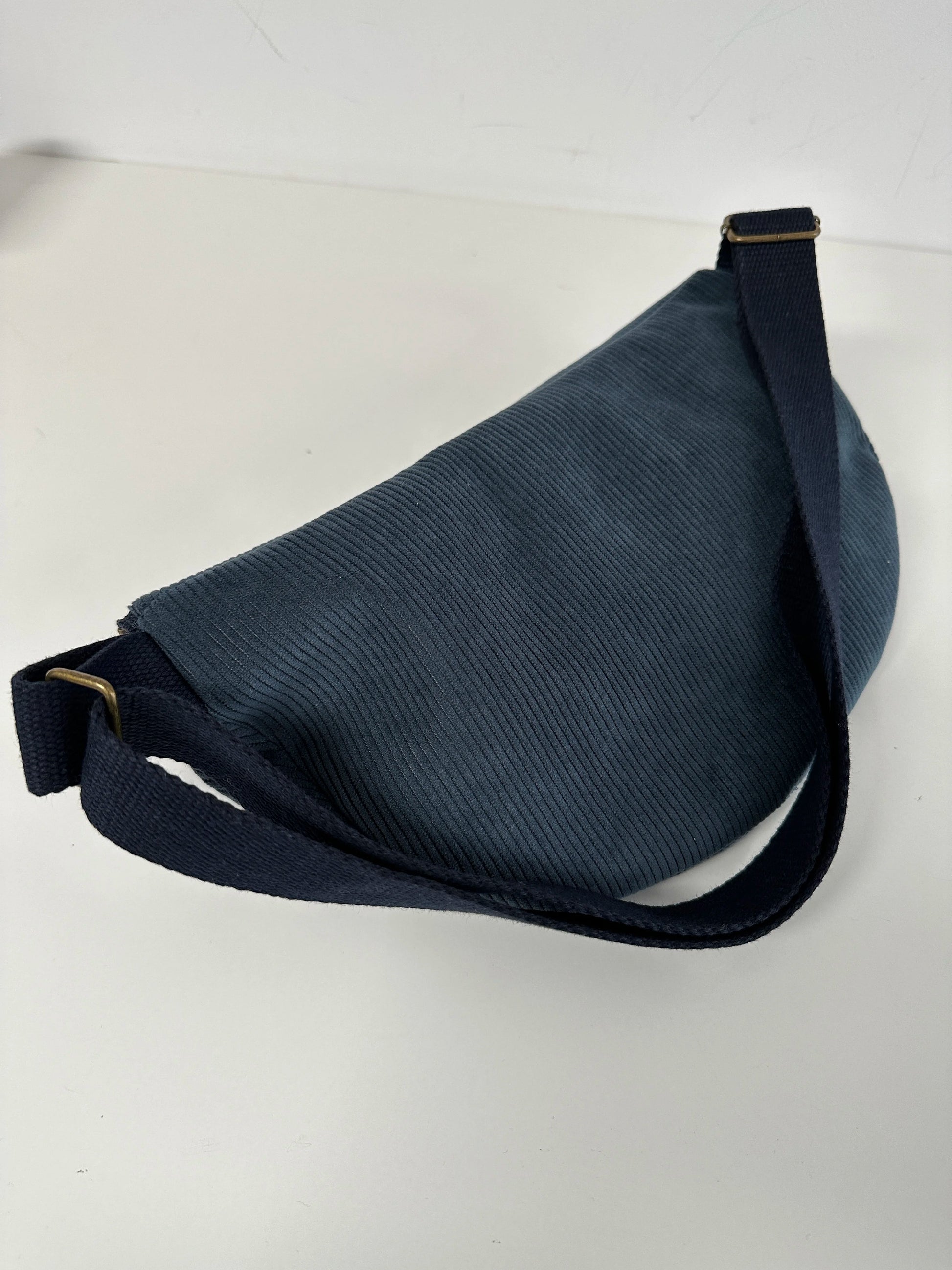 Le sac banane en velours côtelé bleu canard, de dos.